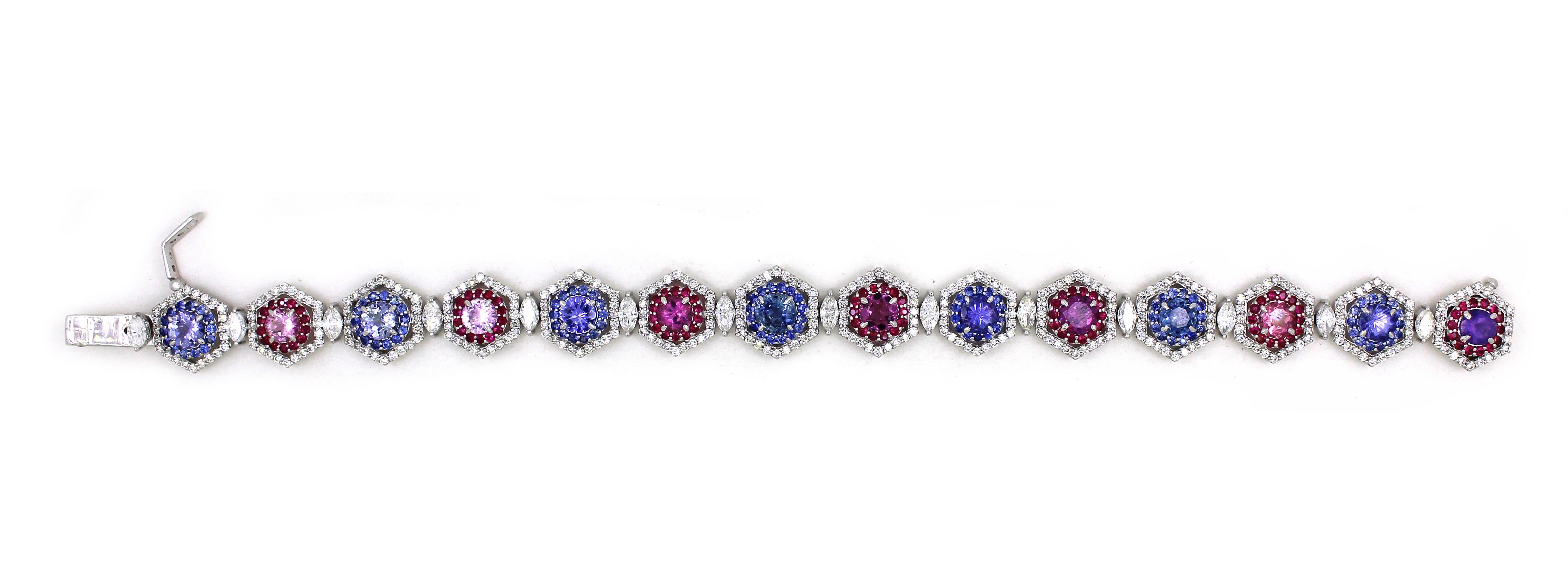 Dieses exquisite Gliederarmband aus 18-karätigem Weißgold mit einem Gewicht von 23,35 Gramm präsentiert sich mit einer opulenten Auswahl an Edelsteinen. Jedes Stück des Armbands ist mit 100 runden Saphiren von insgesamt 1,16 Karat, 98 runden Rubinen
