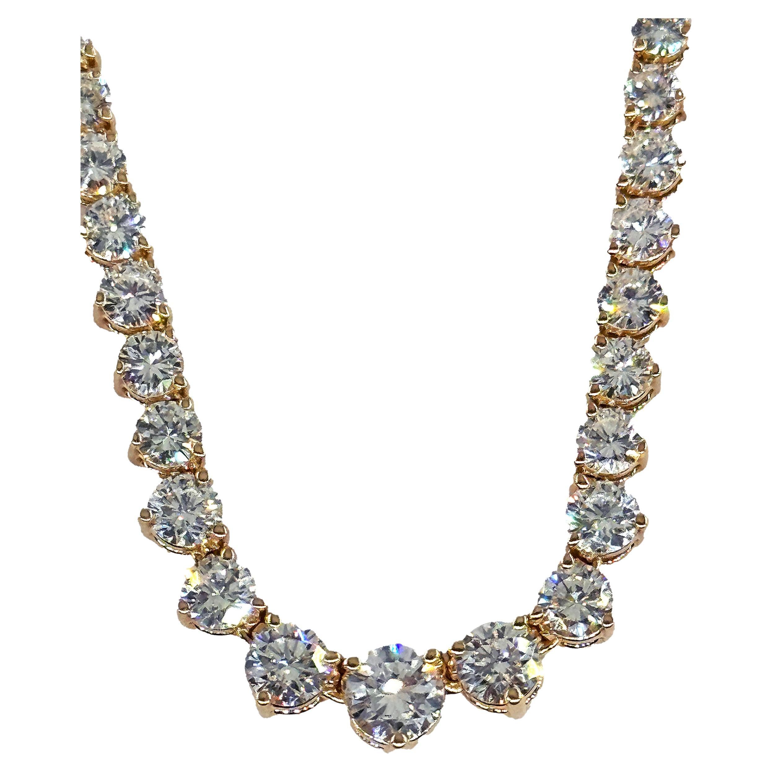 Classic Rivera 9,12ct Graduated Round Diamond Tennis Oro Giallo 14k  Collana Estate Vintage 
Un'incredibile collana tennis Estate Diamond in oro giallo 14k (timbrata) con 153 diamanti rotondi Brillianti di colore H. H. e purezza VS. Ogni delizioso