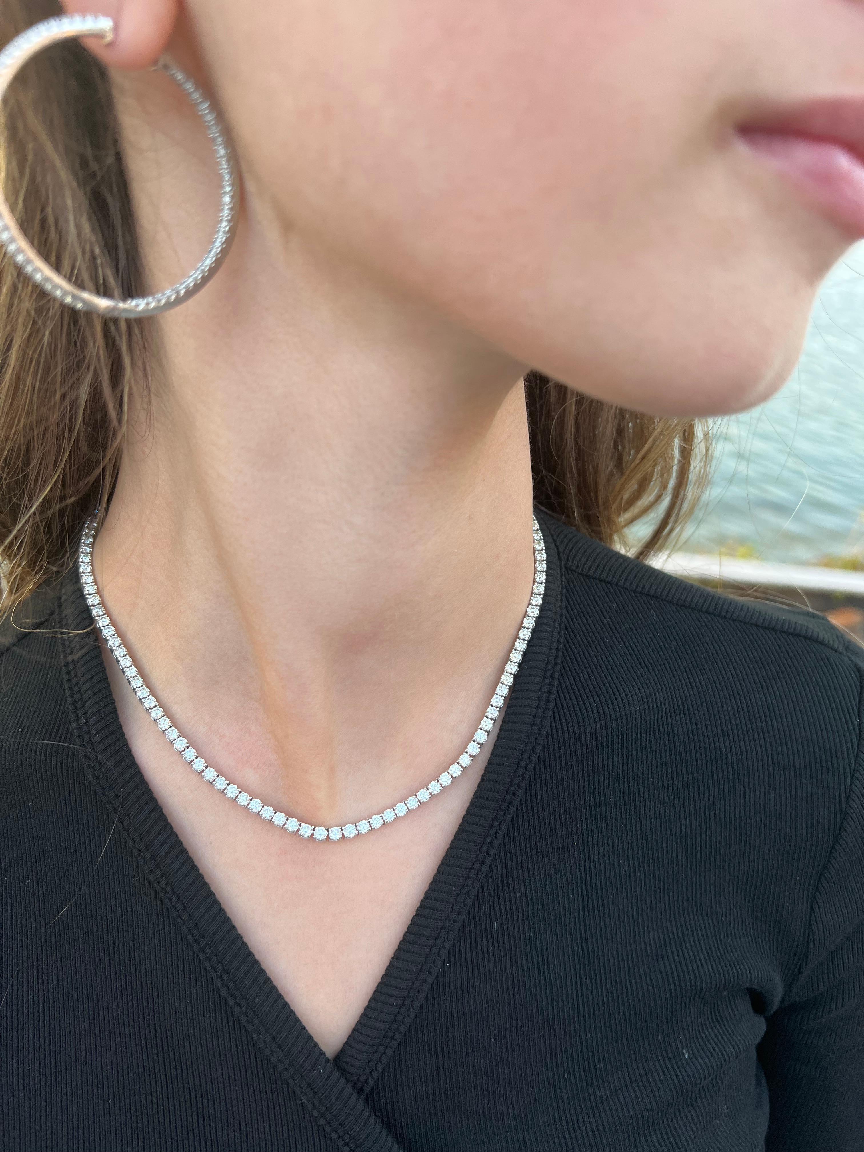 Diese klassische 9-Karat-Diamant-Tennis-Halskette ist ein absolutes Must-have. Es ist eines unserer meistverkauften Produkte, weil es so einfach und zeitlos ist. Diese Diamant-Halskette wird nie aus der Mode kommen und lässt sich problemlos mit