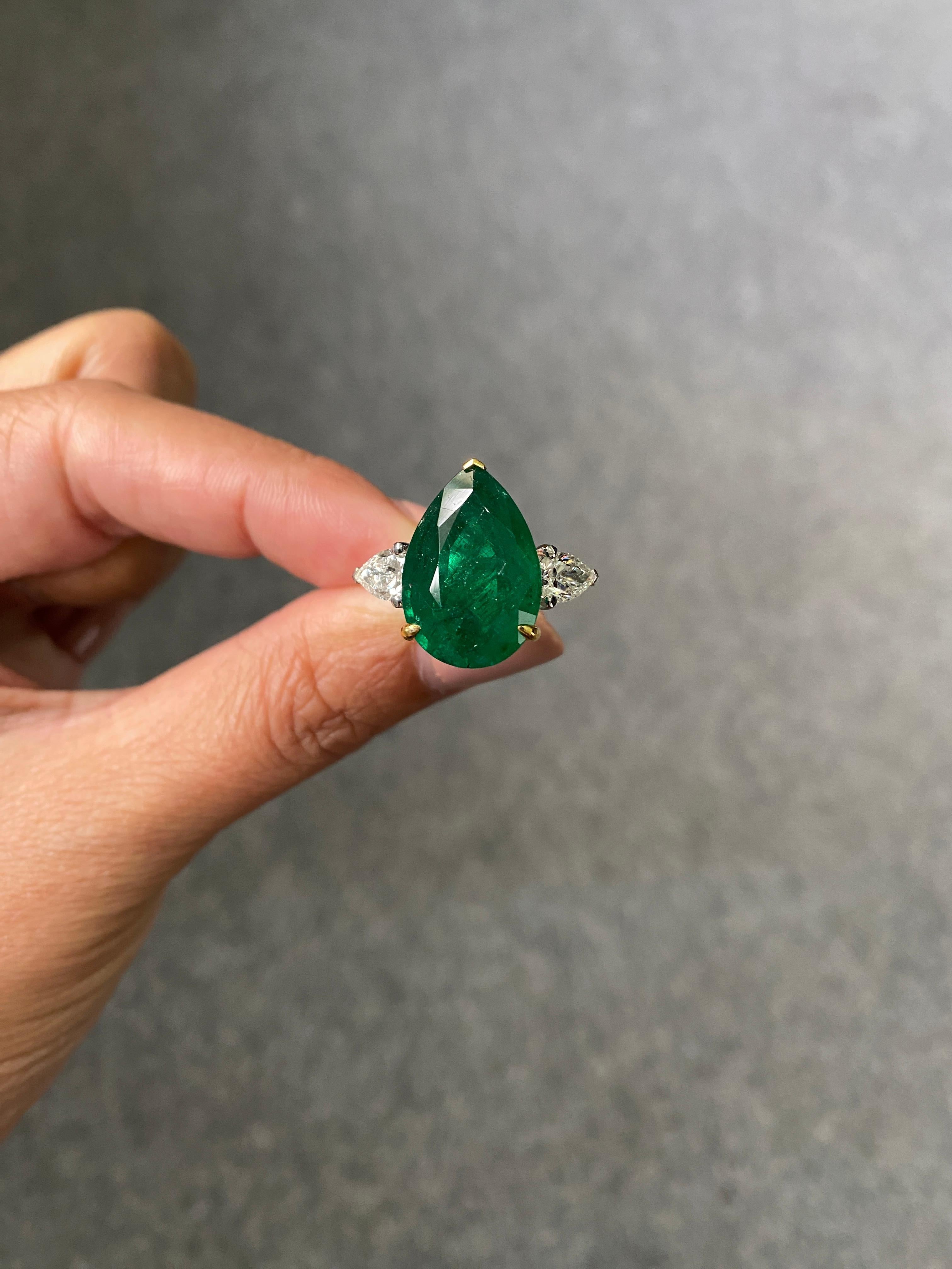 Anello con tre pietre di smeraldo, forma a pera e diamanti da 9,14 carati in oro 18 carati in vendita 5