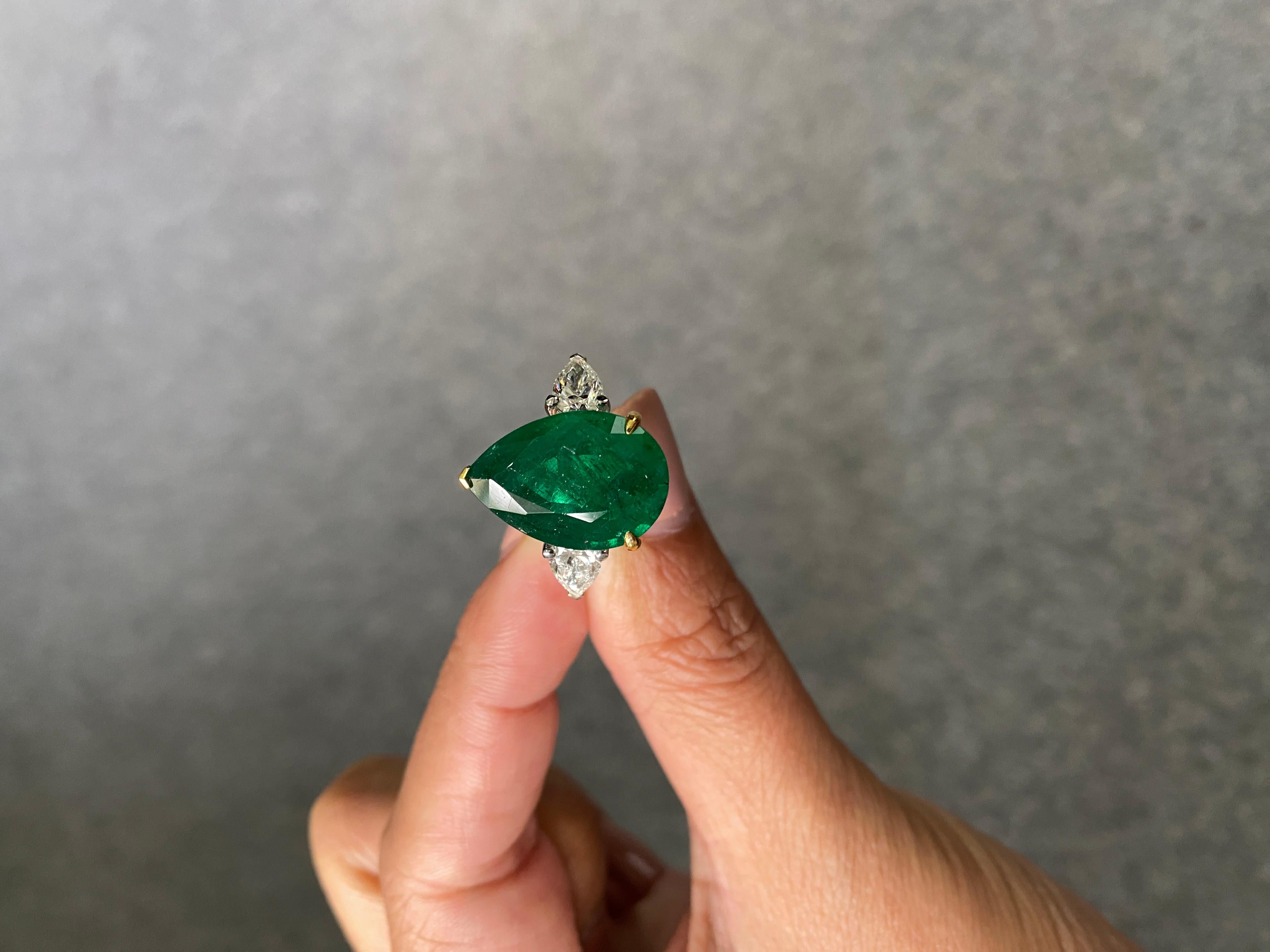 9,14 Karat Smaragd-Ring mit drei Steinen in Birnenform und Diamanten aus 18 Karat Gold im Angebot 5