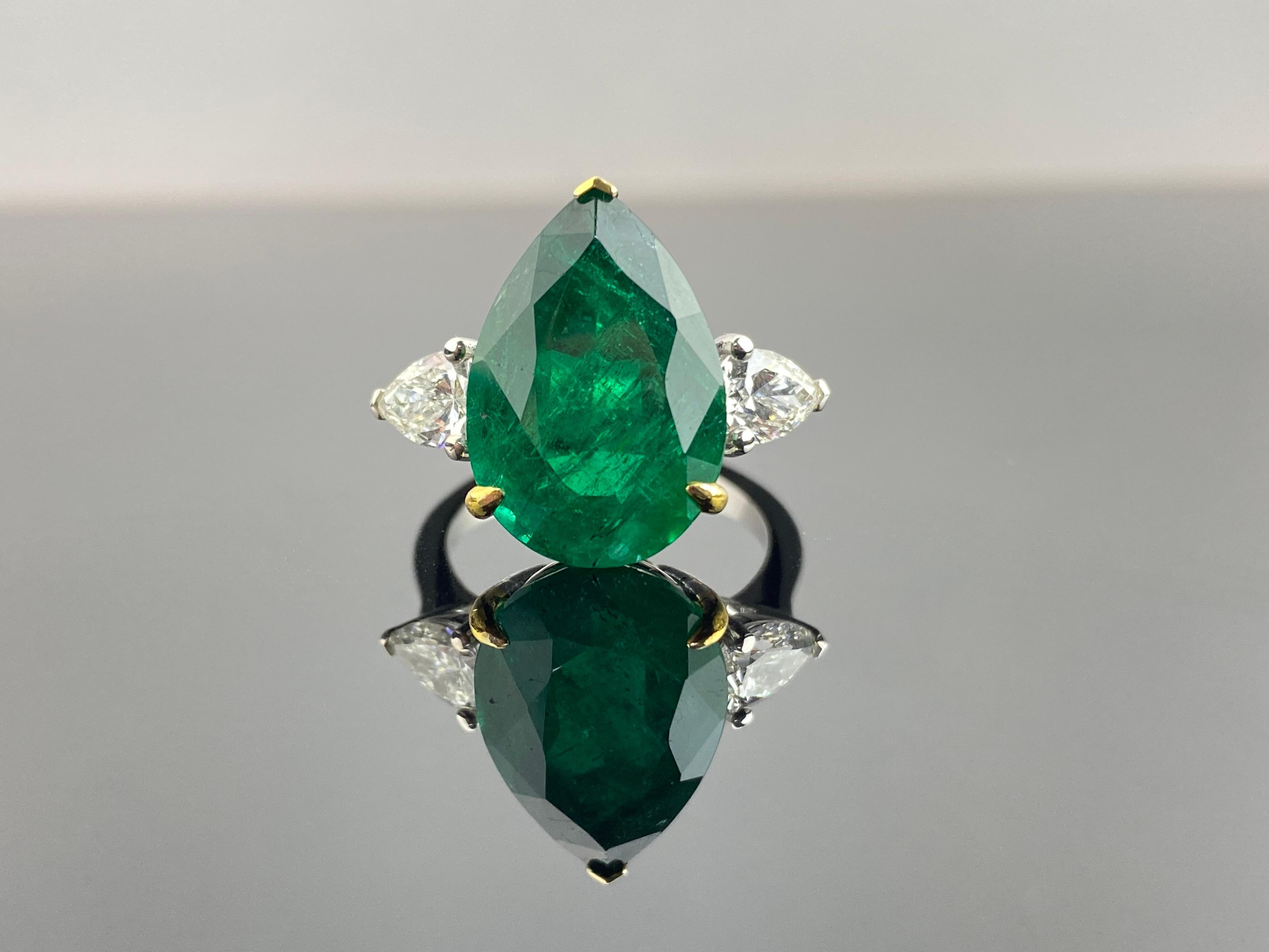 Dieser Ring zeigt einen atemberaubenden 9,14-karätigen Smaragd sambischen Ursprungs mit leuchtenden Grüntönen, der 17 x 11,5 mm misst und in ein zartes Band aus 18 Karat Weißgold gefasst ist. Dieser Ring kann als Cocktailring oder als Verlobungsring