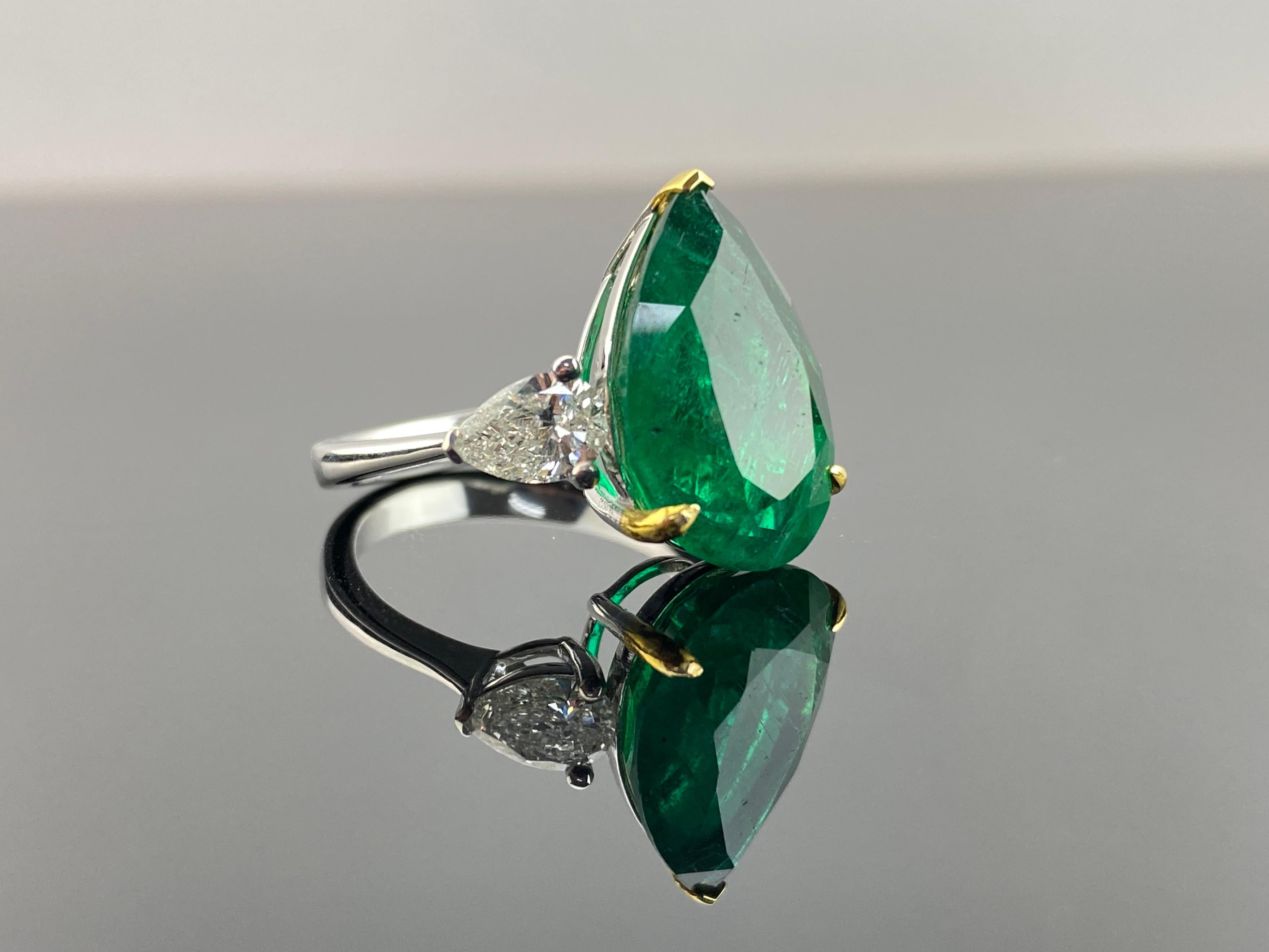 9,14 Karat Smaragd-Ring mit drei Steinen in Birnenform und Diamanten aus 18 Karat Gold (Moderne) im Angebot
