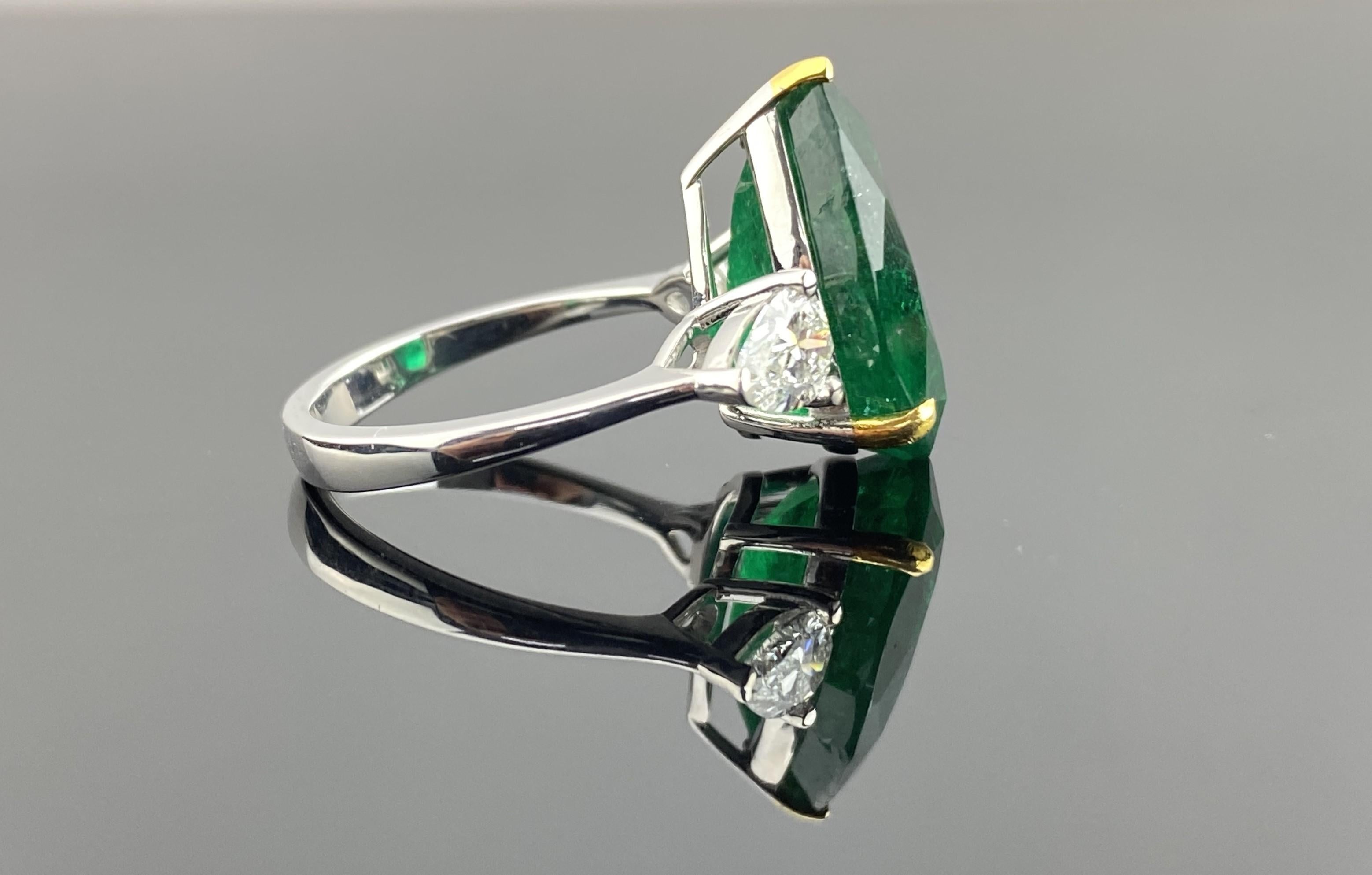 9,14 Karat Smaragd-Ring mit drei Steinen in Birnenform und Diamanten aus 18 Karat Gold (Tropfenschliff) im Angebot