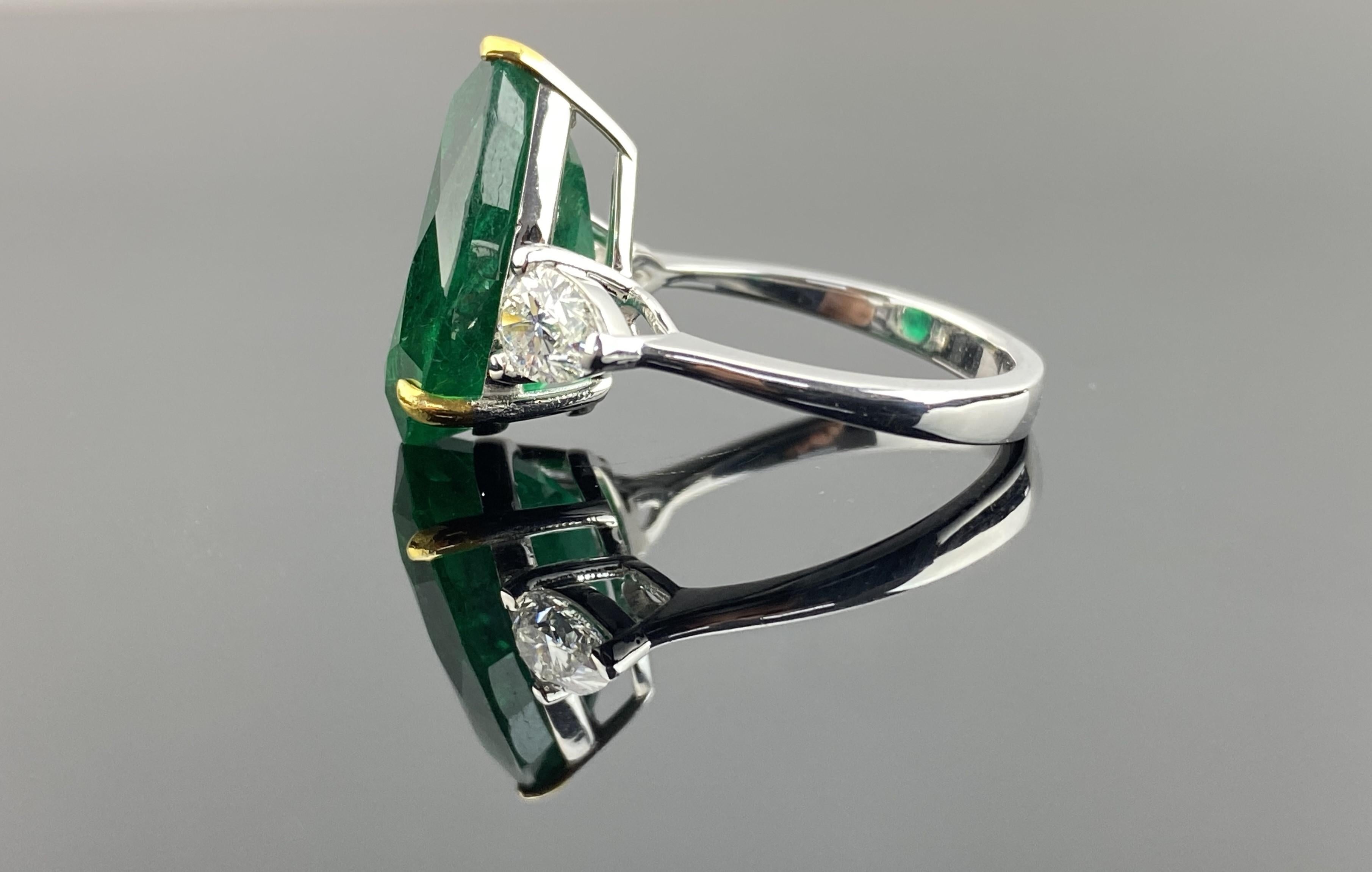 9,14 Karat Smaragd-Ring mit drei Steinen in Birnenform und Diamanten aus 18 Karat Gold für Damen oder Herren im Angebot