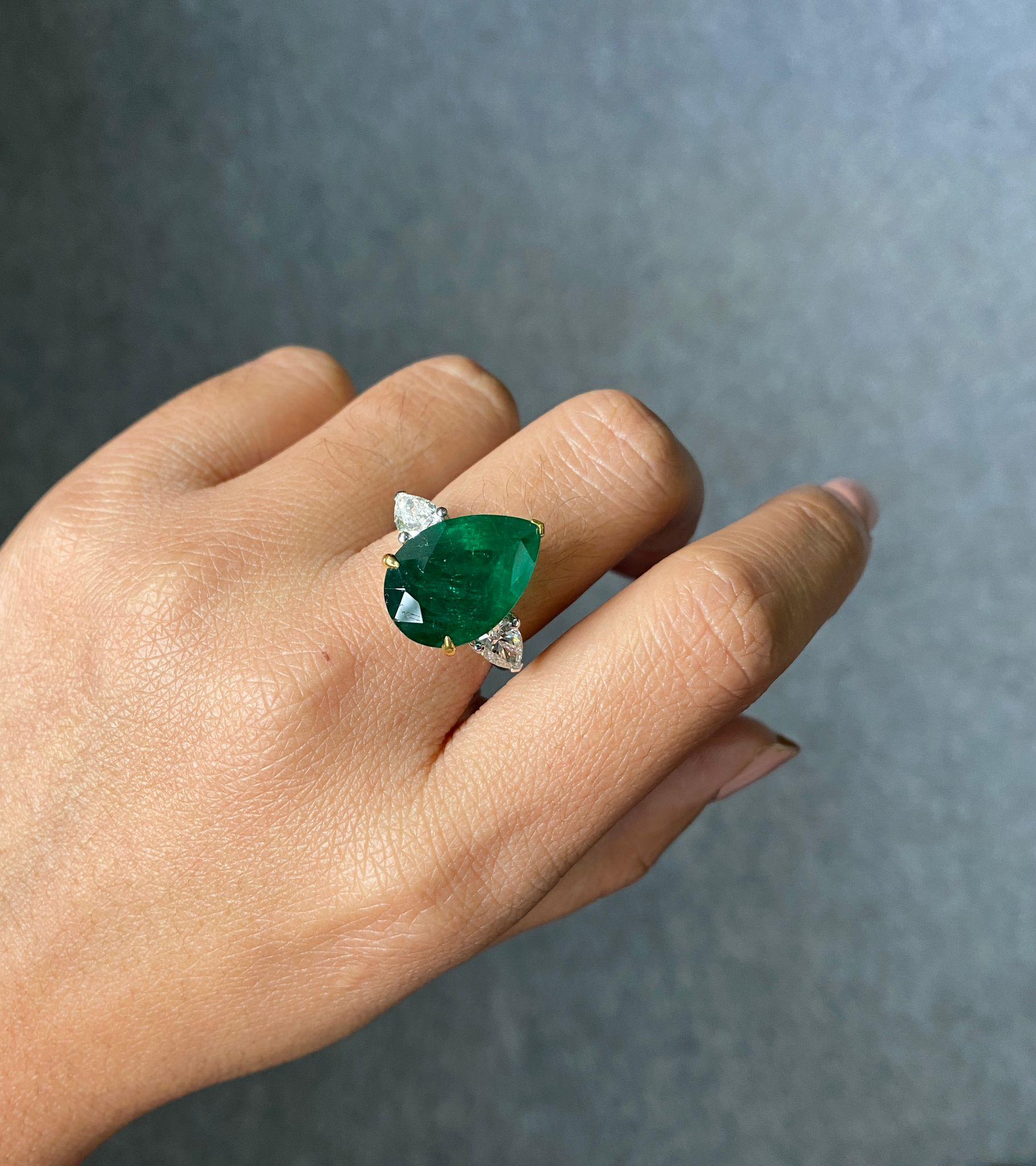 9,14 Karat Smaragd-Ring mit drei Steinen in Birnenform und Diamanten aus 18 Karat Gold im Angebot 1