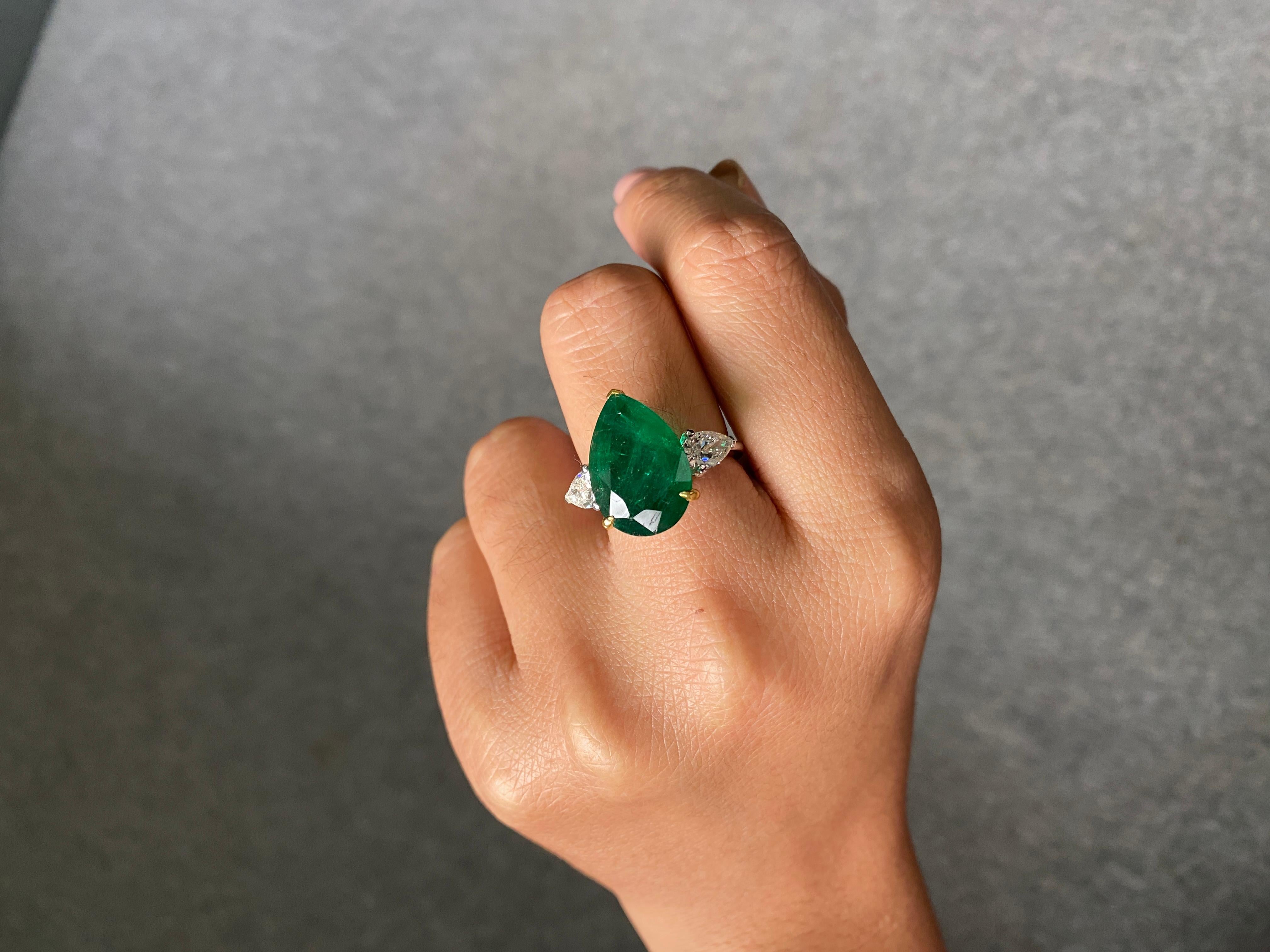 9,14 Karat Smaragd-Ring mit drei Steinen in Birnenform und Diamanten aus 18 Karat Gold im Angebot 2