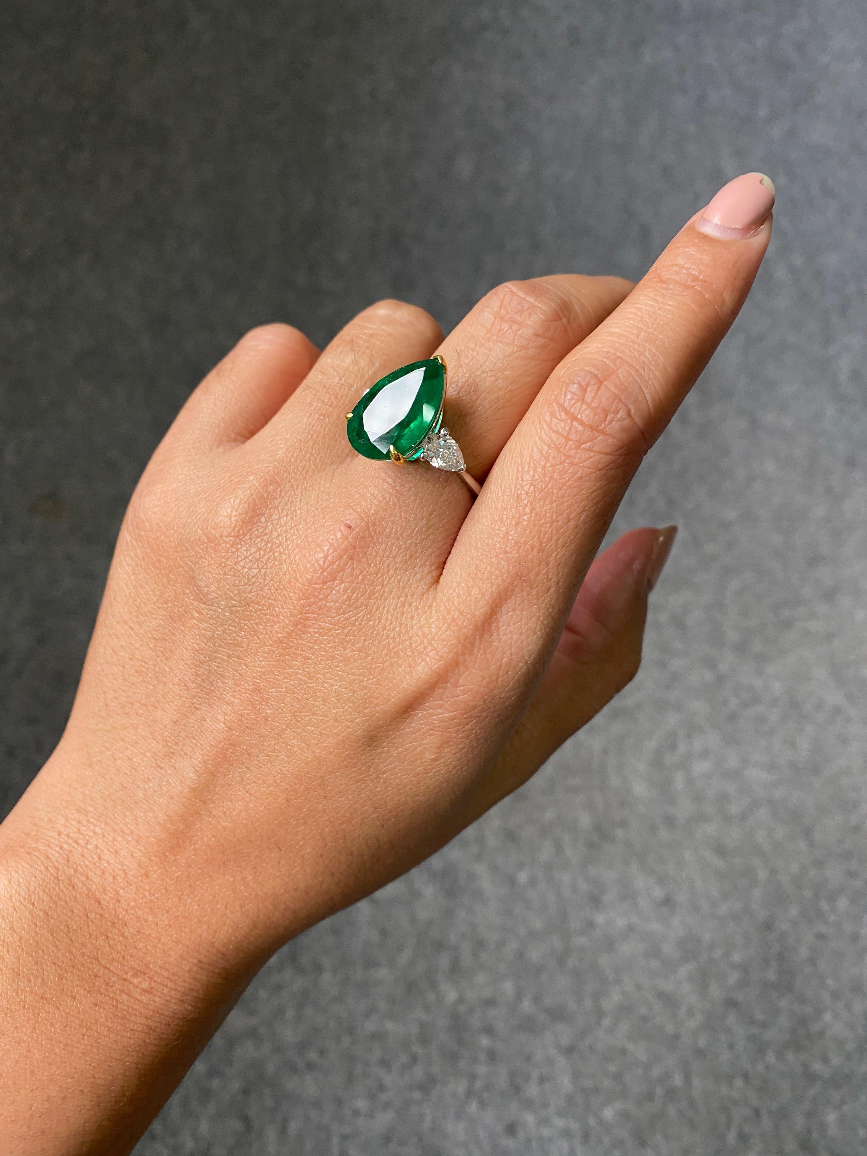 Anello con tre pietre di smeraldo, forma a pera e diamanti da 9,14 carati in oro 18 carati in vendita 3