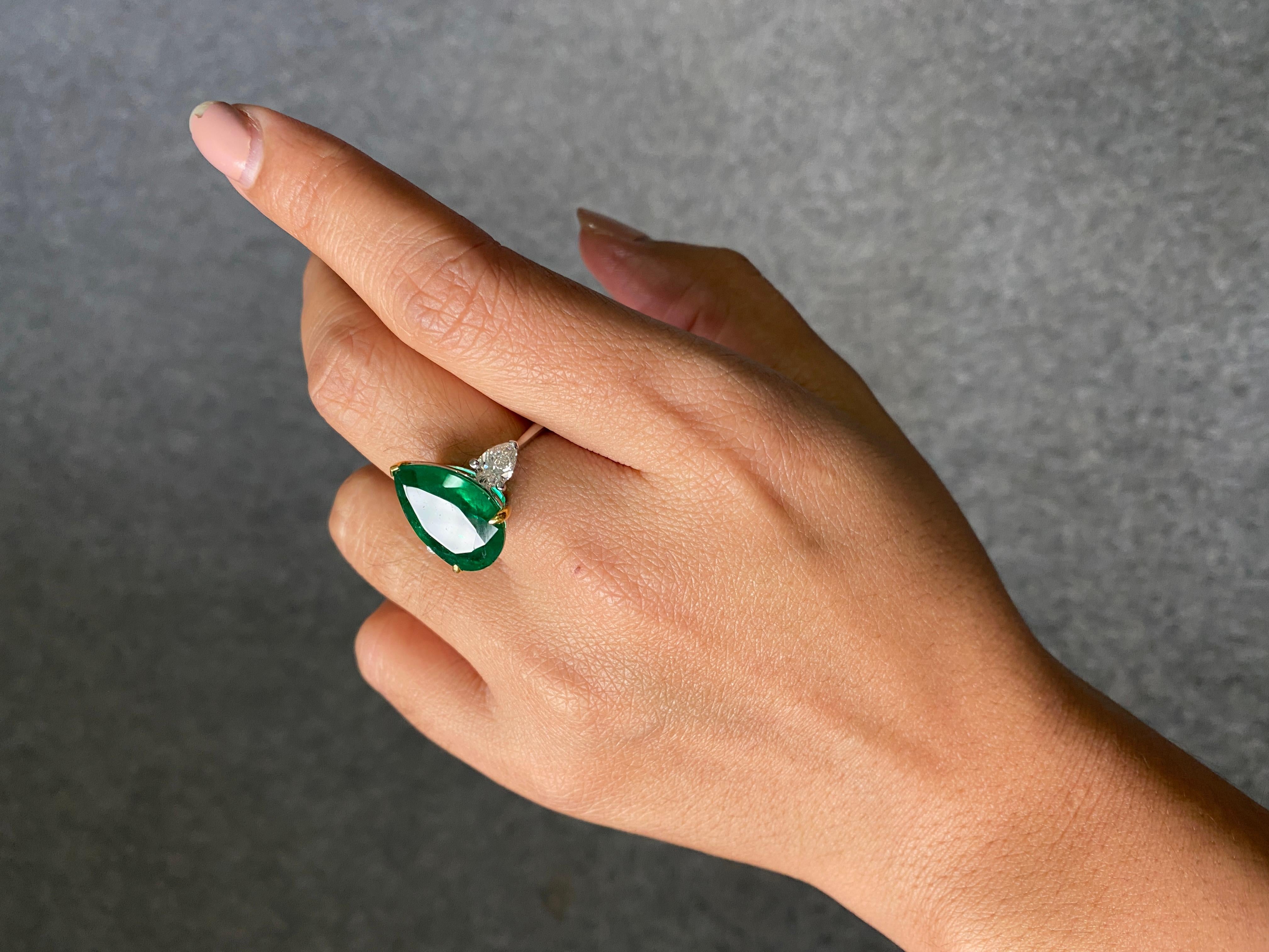 9,14 Karat Smaragd-Ring mit drei Steinen in Birnenform und Diamanten aus 18 Karat Gold im Angebot 3