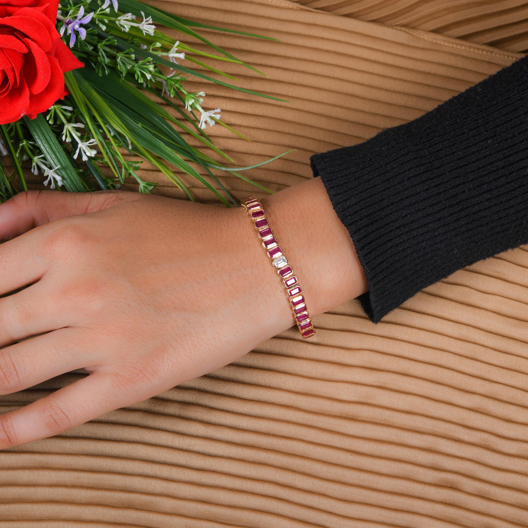 9.14 Carat Ruby Bracelet 0.30 Carat SI/H Diamond 10 Karat Yellow Gold Jewelry In New Condition For Sale In Diera, Dubai