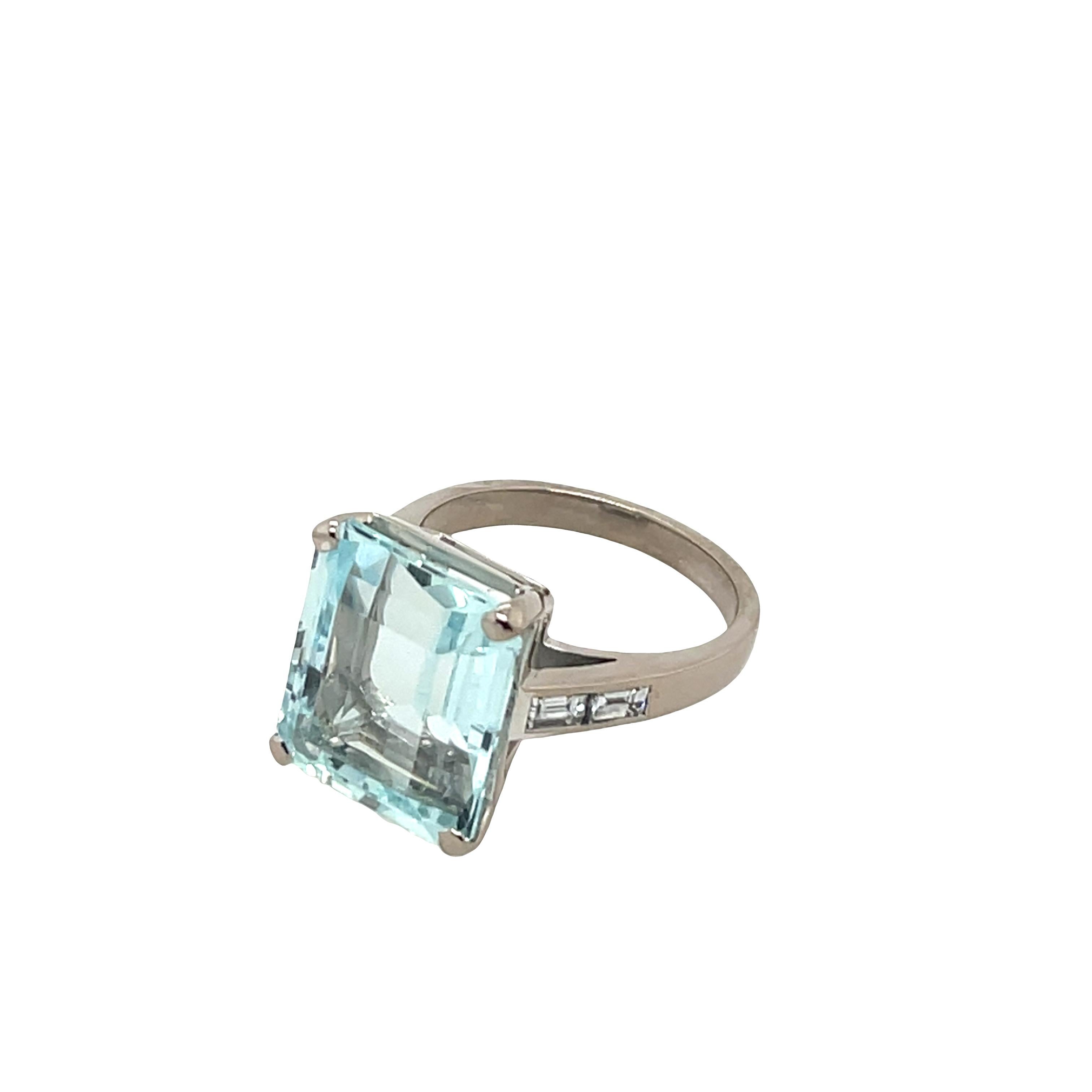 
Der leuchtende Blauton des Aquamarins ergänzte perfekt die 
durch die Brillanz von Baguette-Diamanten und den kühlen Glanz von Platin. 
Die geometrische Anordnung der Baguette-Diamanten verleiht dem Ring 
eine vom Art Deco inspirierte Eleganz, die