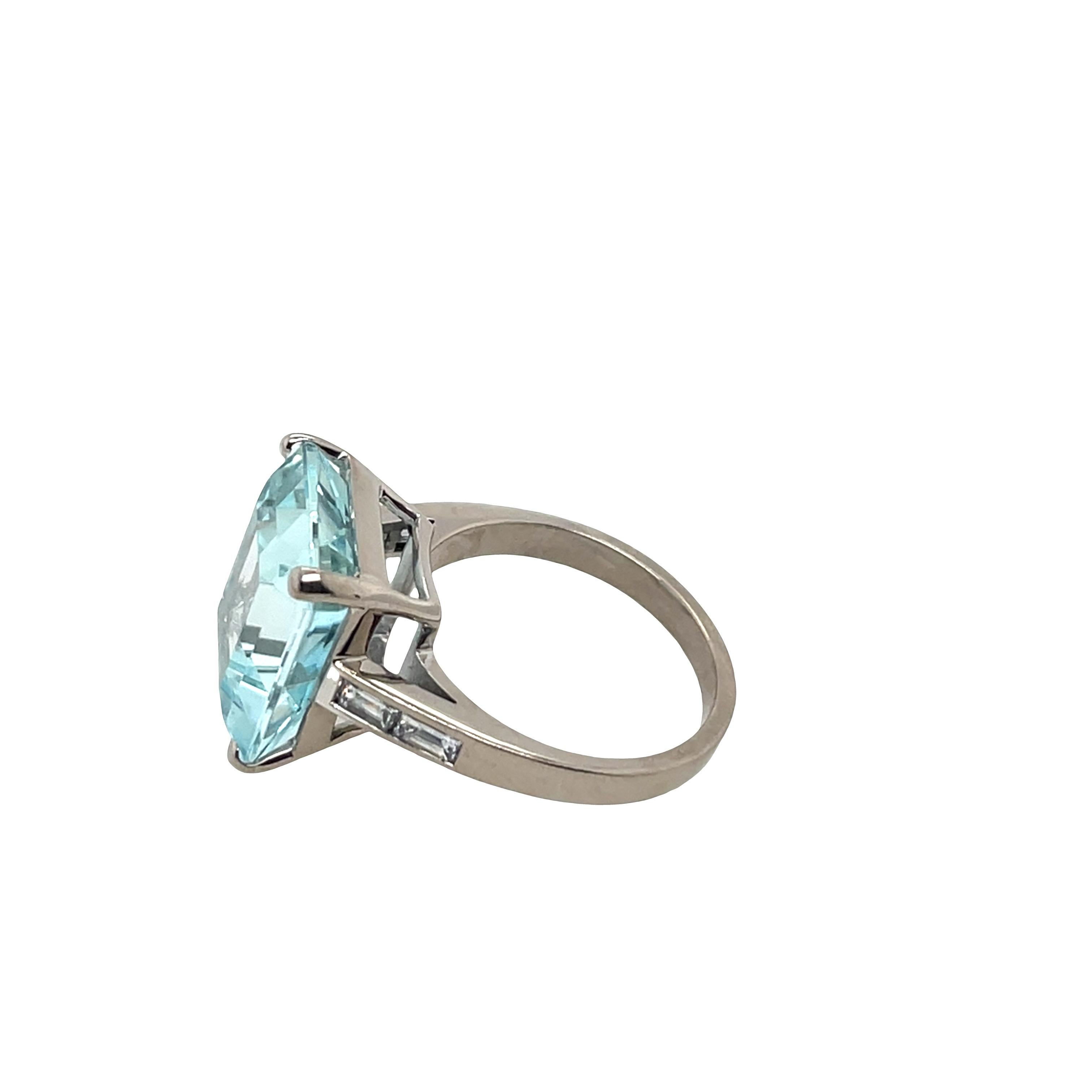 9,14ct Aquamarin Ring Set in Platin mit 4 Baguette Diamanten auf Schultern im Angebot 3