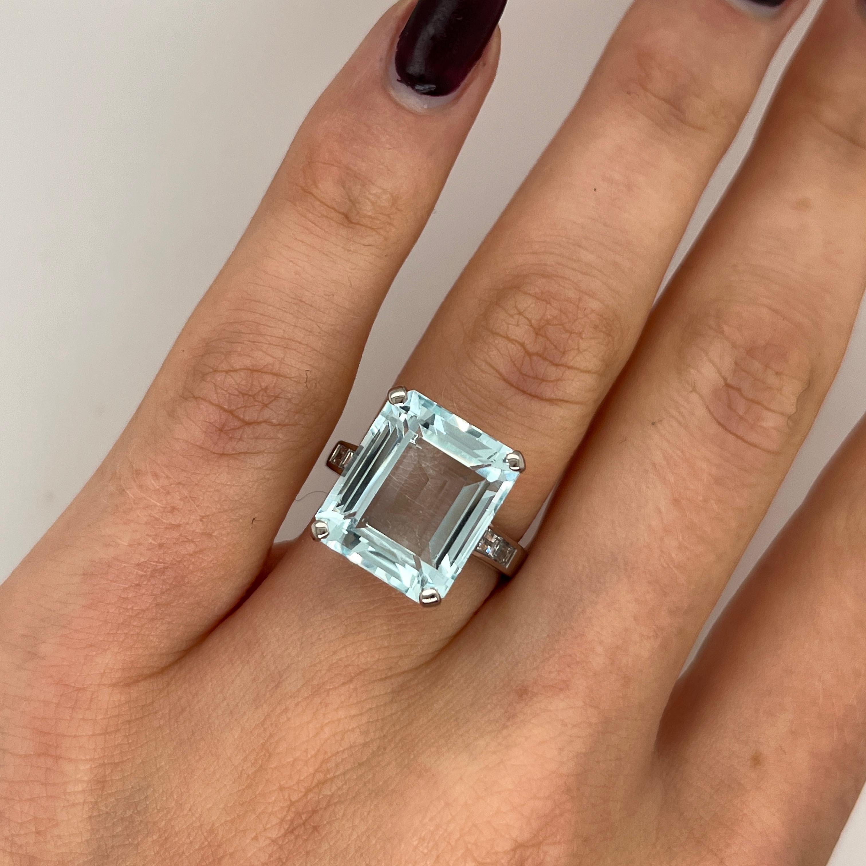 9,14ct Aquamarin Ring Set in Platin mit 4 Baguette Diamanten auf Schultern im Angebot 4