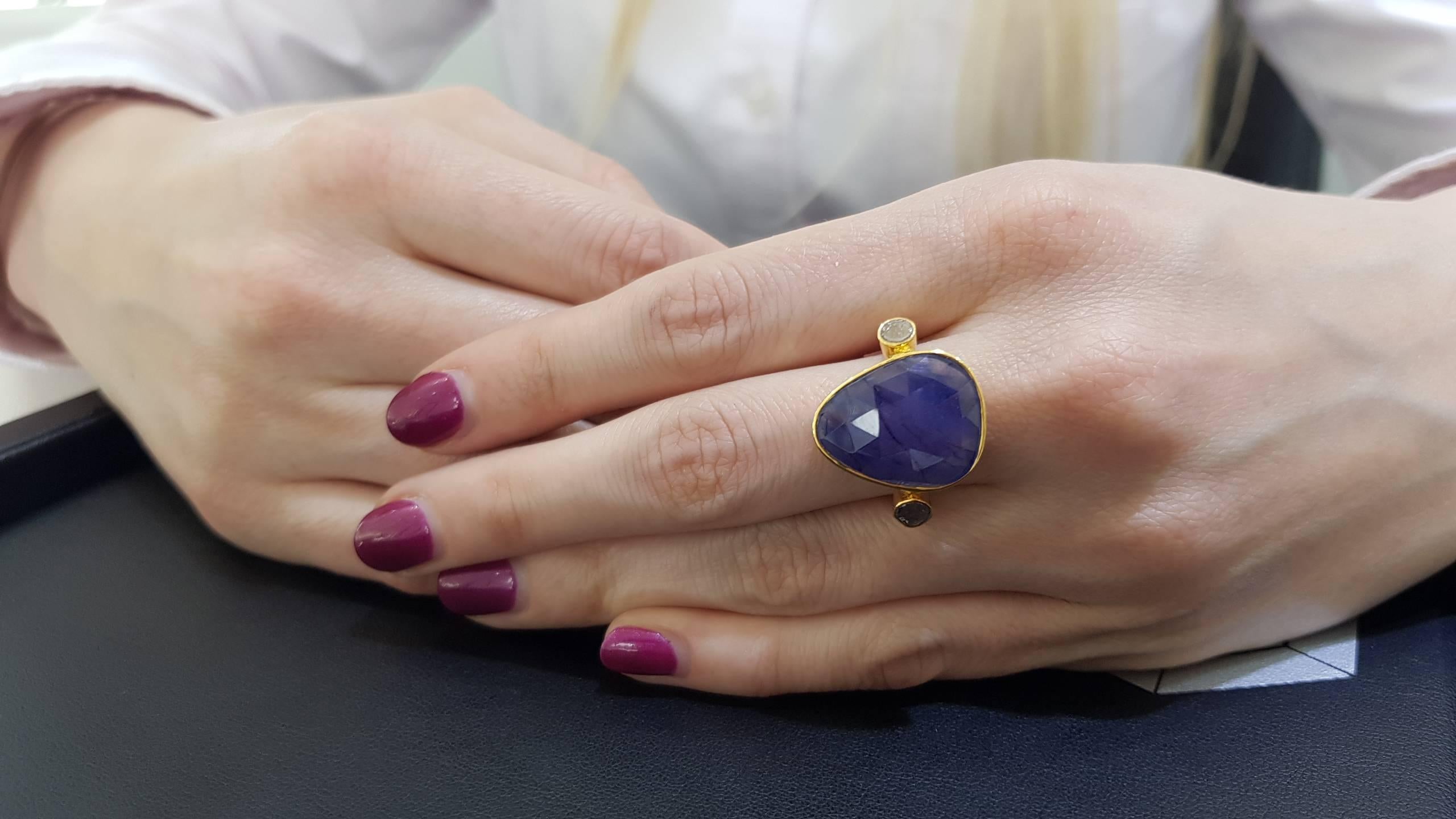 9.15 Carat Blue Sapphire Diamond Rose Cut 18 KT Yellow Gold Artisan Ring  For Sale 4