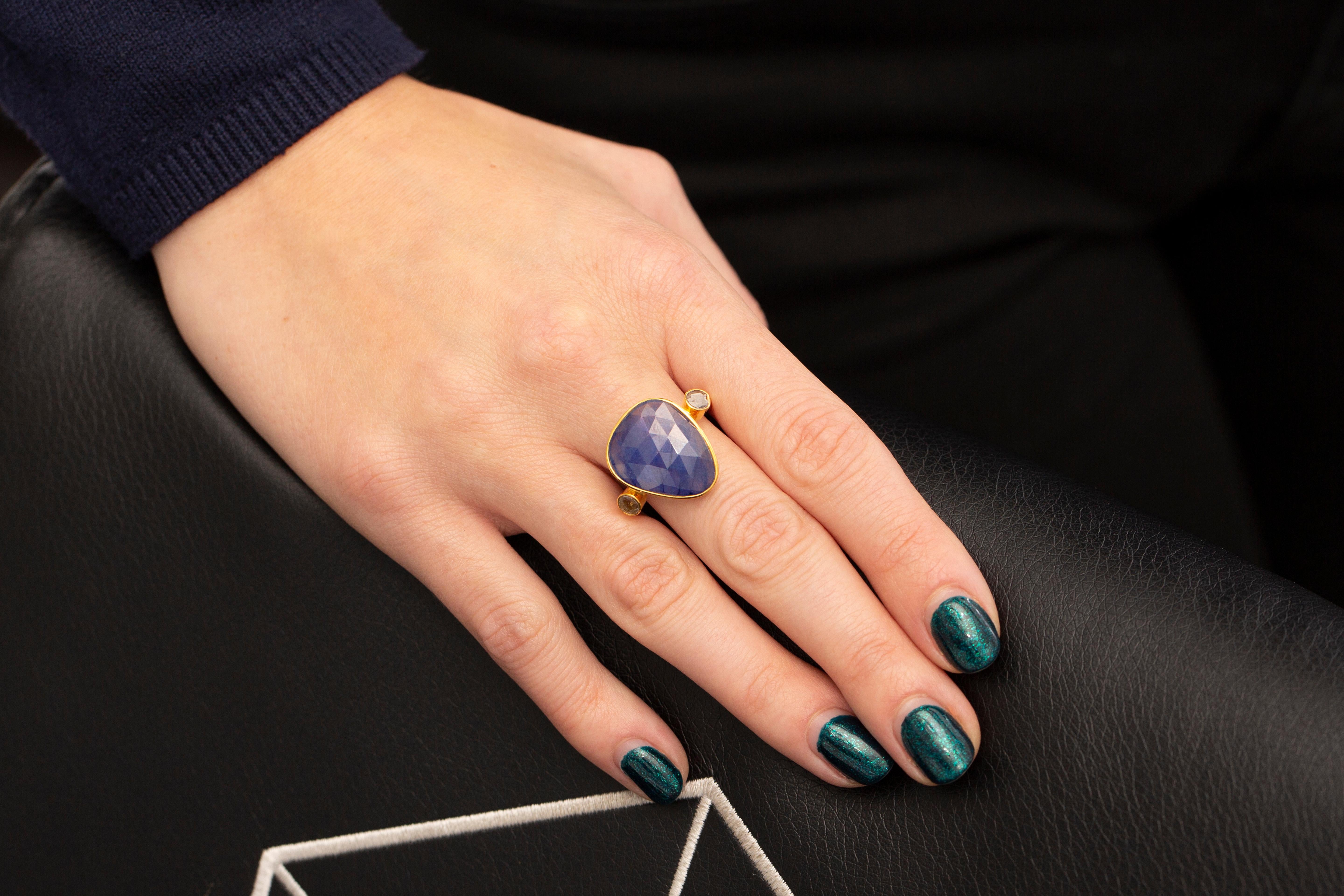 Contemporain Bague artisanale en or jaune 18 carats avec saphir bleu de 9,15 carats et diamants taille rose en vente