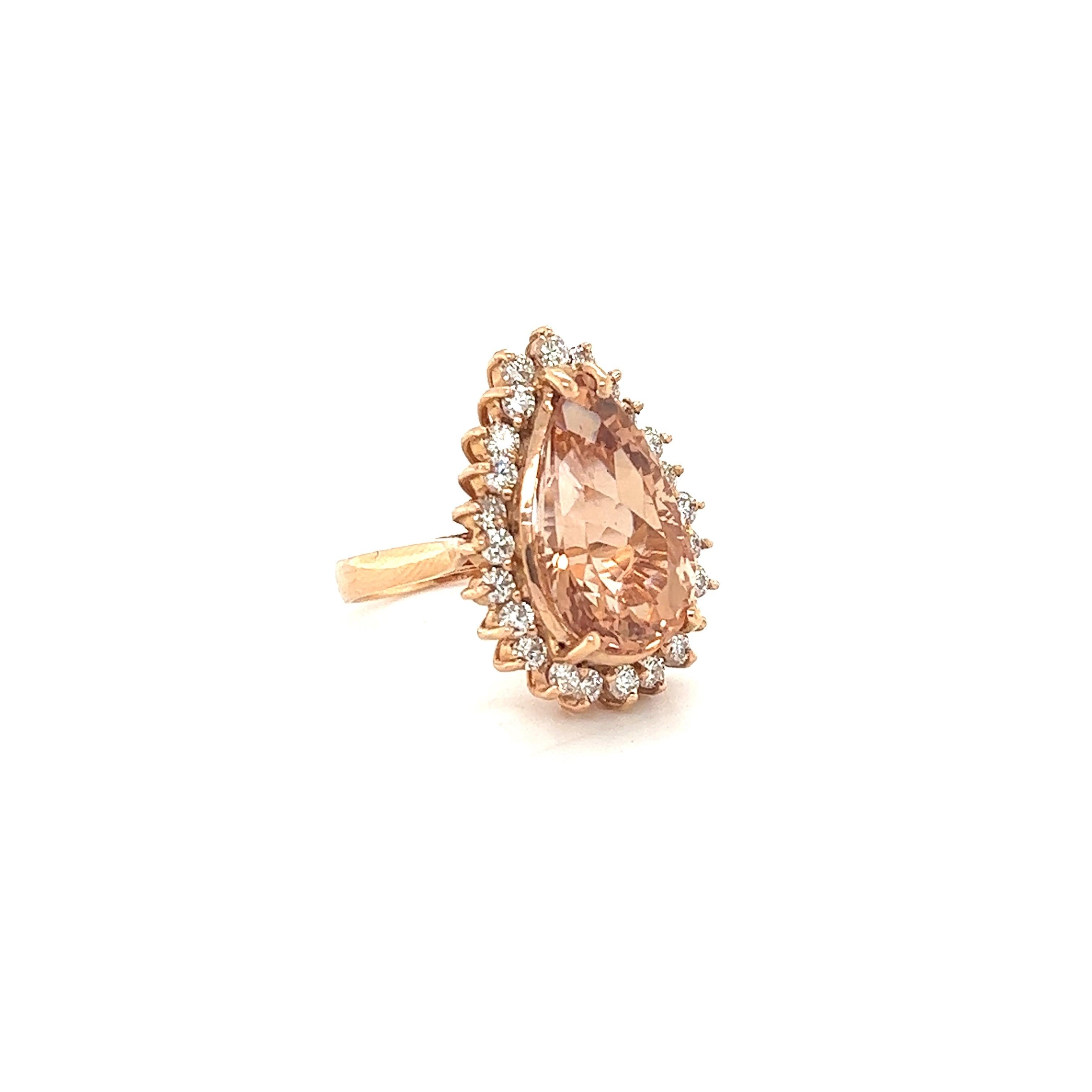 Dieser Morganit Ring hat einen 8,17 Karat Karat Birnenschliff rosa Morganit, die bei 17 mm x 10 mm misst und ist von einem Halo von 24 Rundschliff Diamanten, die 0,98 Karat wiegen umgeben. Die Diamanten haben eine Reinheit und Farbe von VS-H. Das