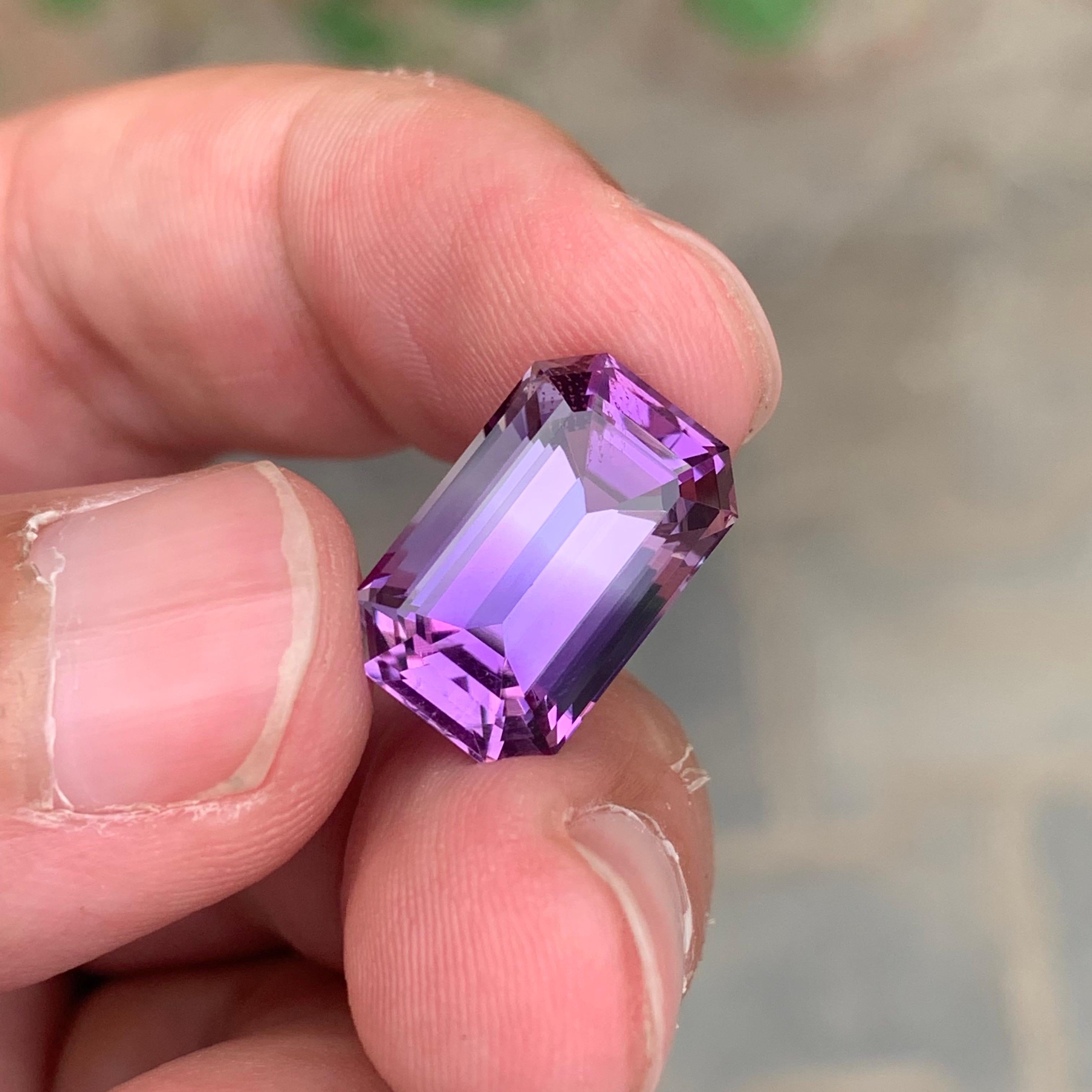 9.15 Carat Natural Loose Amethyst Emerald Shape Gemstone From Brazil (Améthyste en vrac en forme d'émeraude du Brésil) en vente 4