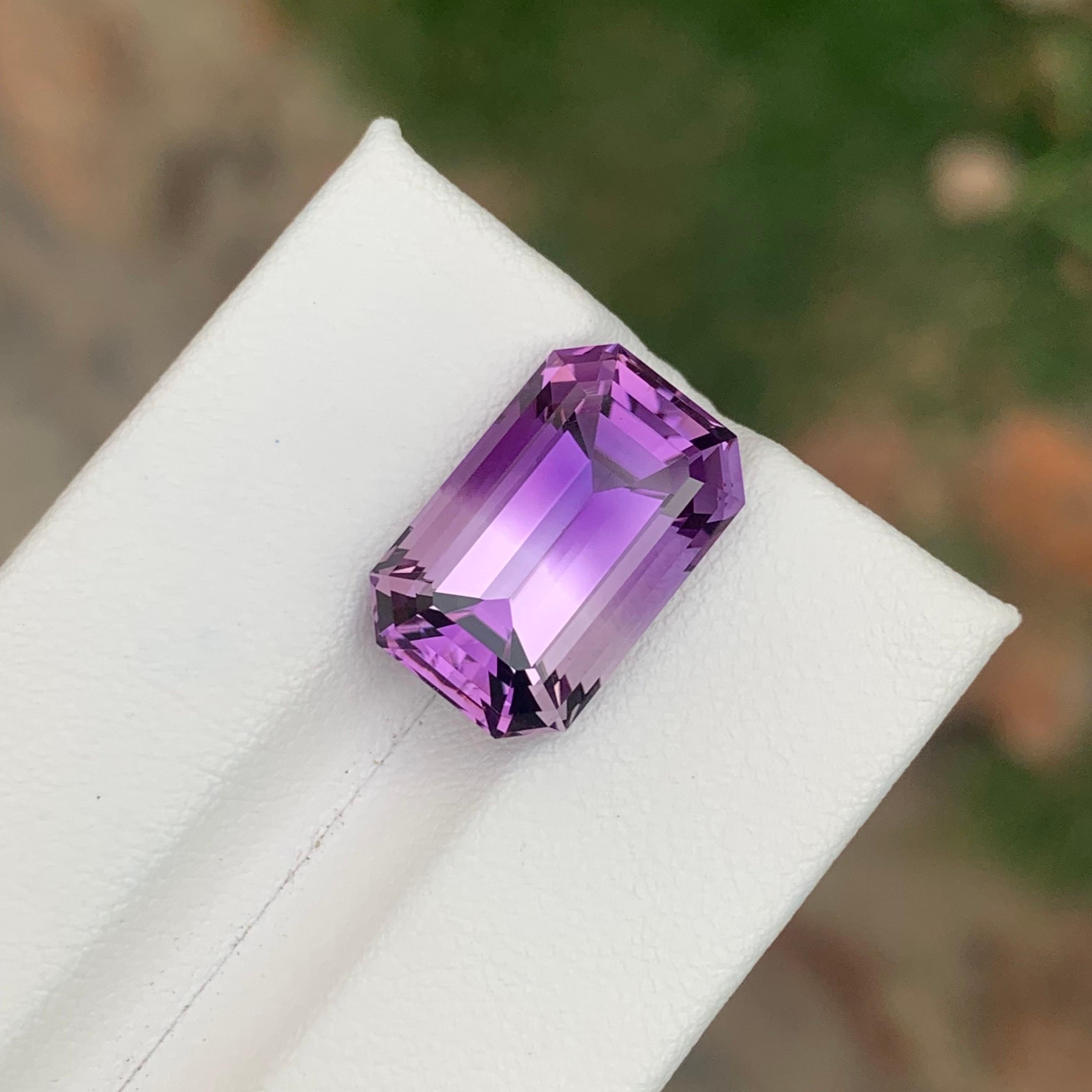 Pierre : Améthyste

Poids : 9,15 carats
Dimension : 15.8 x 10.1 x 8.2 Mm
Origine : Brésil
Forme : Émeraude 
Couleur : violet et blanc 
Traitement : Non
Certificat : Sur demande du client

L'améthyste, une étonnante variété de quartz violet, est