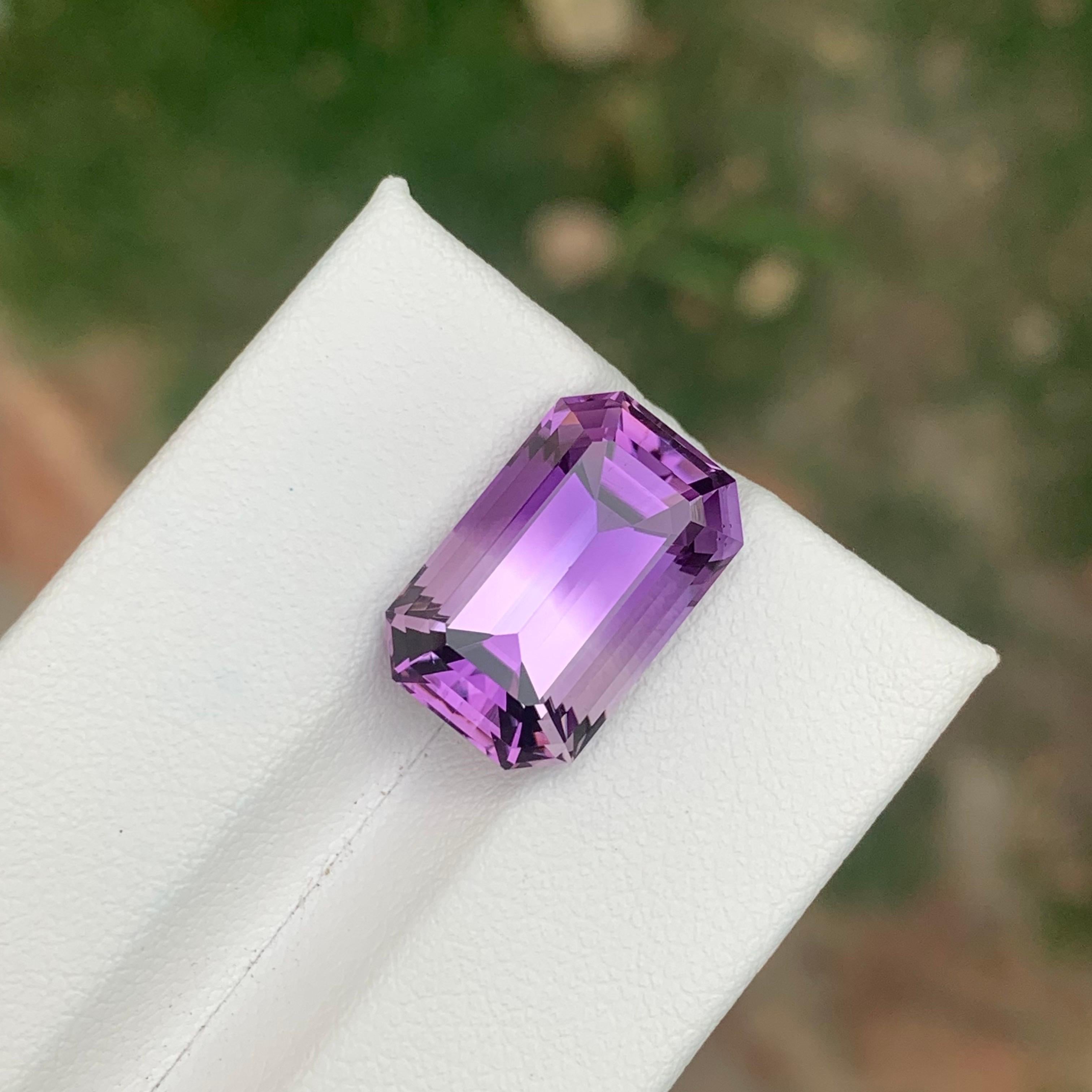 Arts and Crafts 9.15 Carat Natural Loose Amethyst Emerald Shape Gemstone From Brazil (Améthyste en vrac en forme d'émeraude du Brésil) en vente