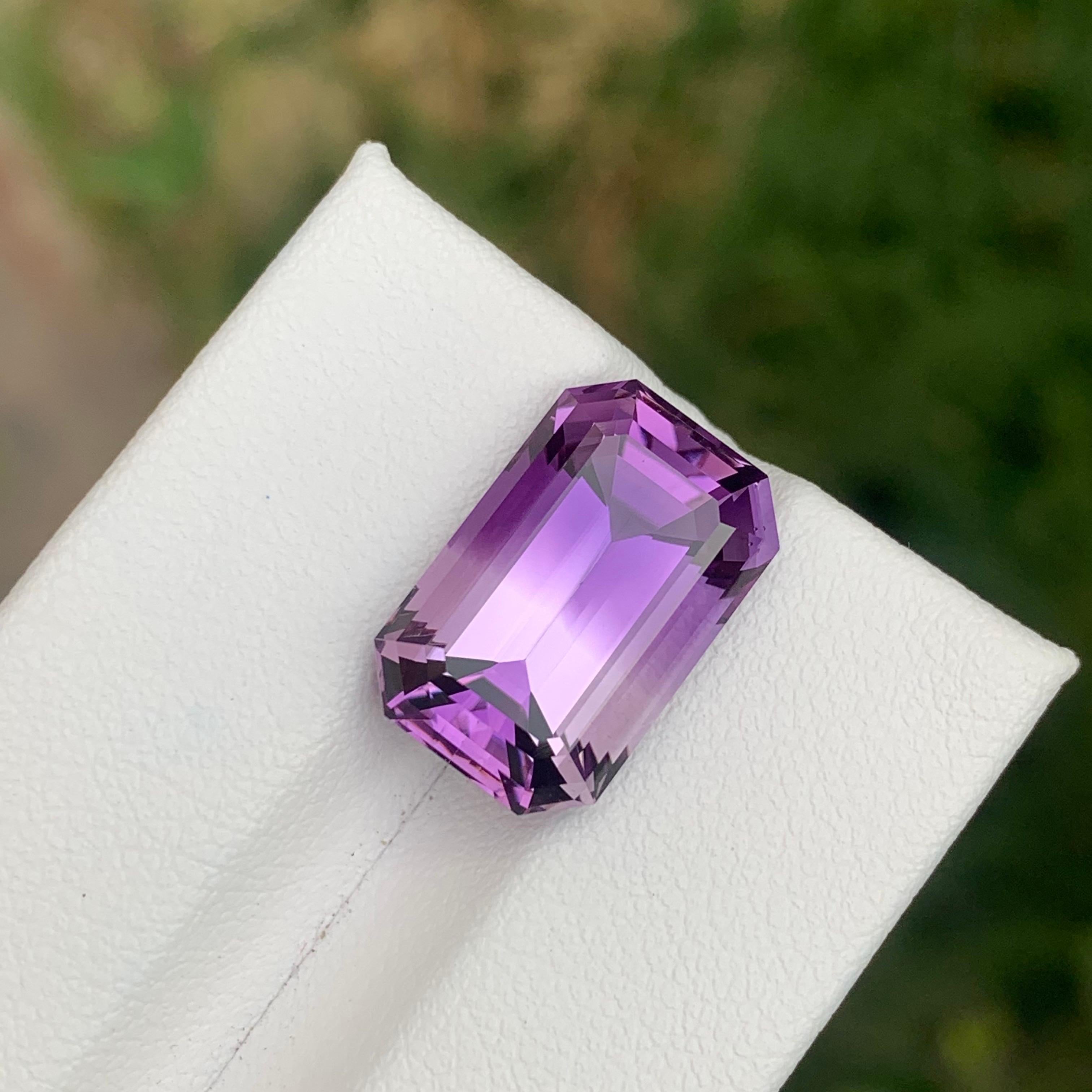 9.15 Carat Natural Loose Amethyst Emerald Shape Gemstone From Brazil (Améthyste en vrac en forme d'émeraude du Brésil) Unisexe en vente