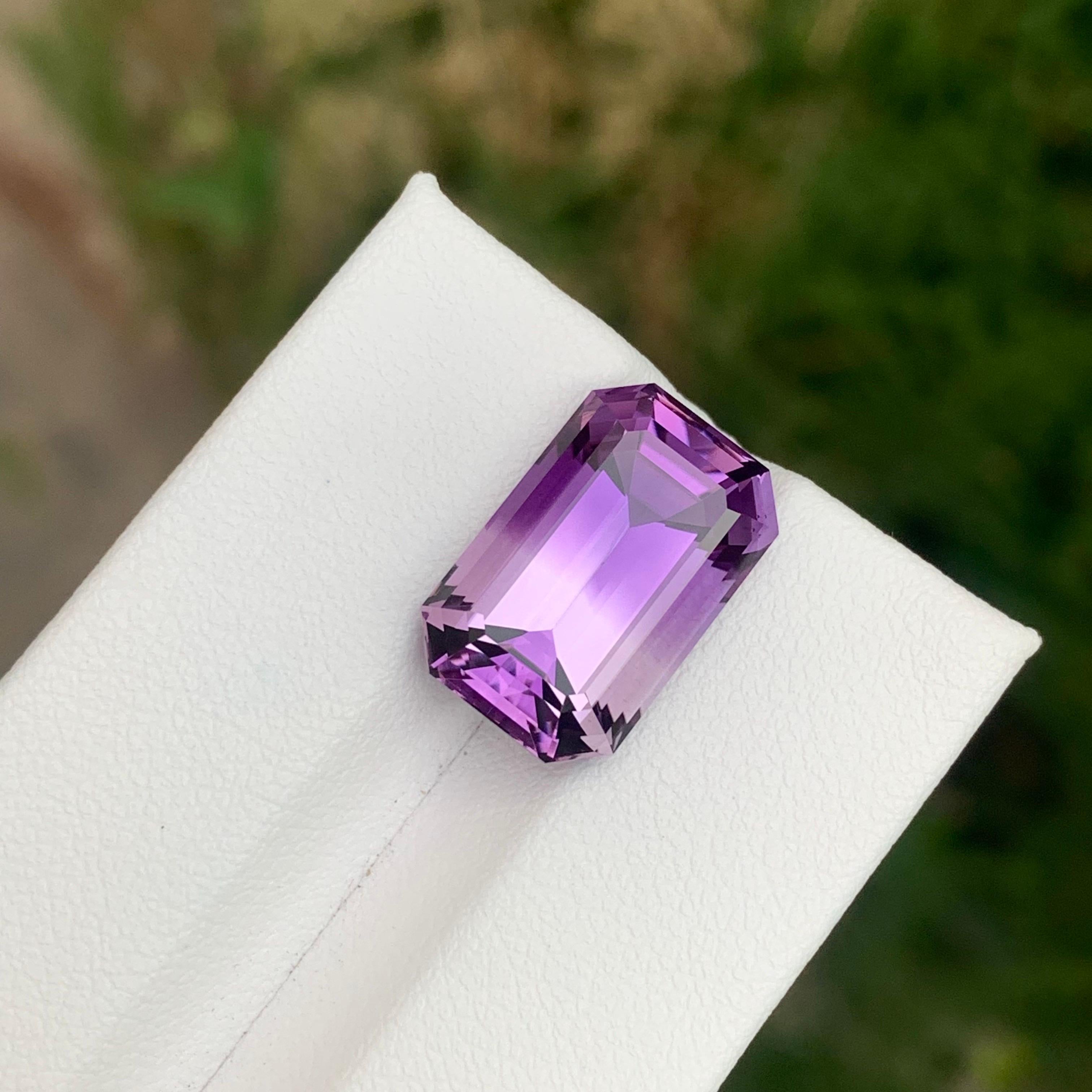 9.15 Carat Natural Loose Amethyst Emerald Shape Gemstone From Brazil (Améthyste en vrac en forme d'émeraude du Brésil) en vente 1