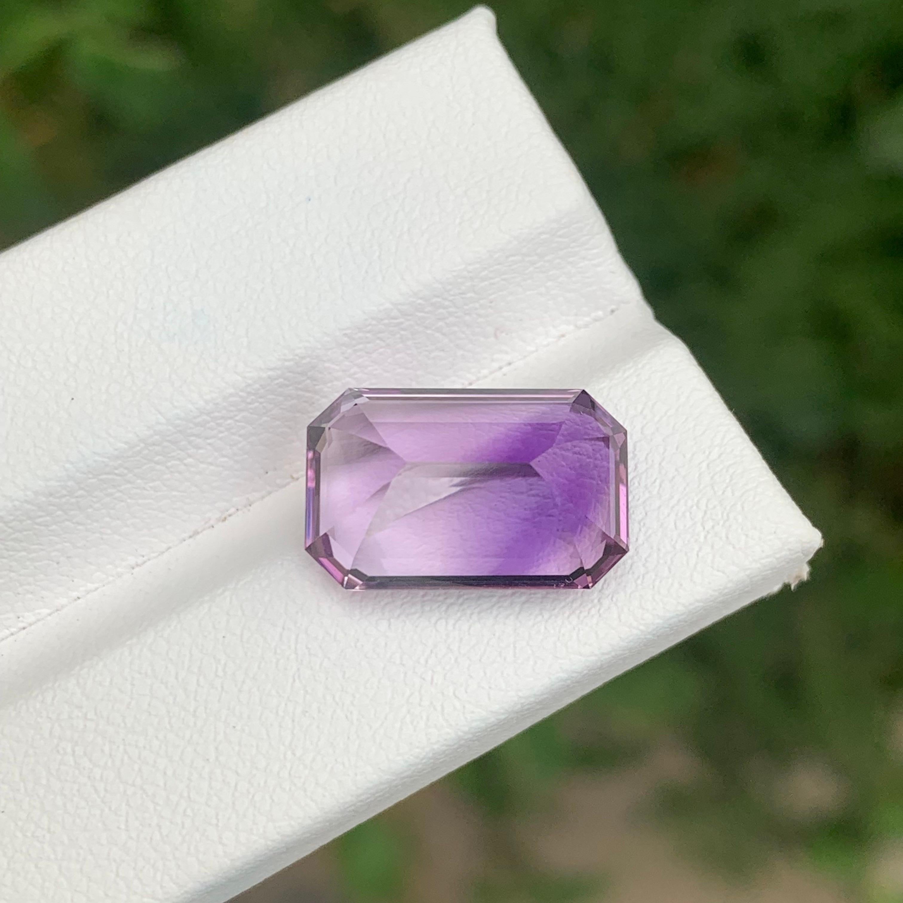 9.15 Carat Natural Loose Amethyst Emerald Shape Gemstone From Brazil (Améthyste en vrac en forme d'émeraude du Brésil) en vente 2