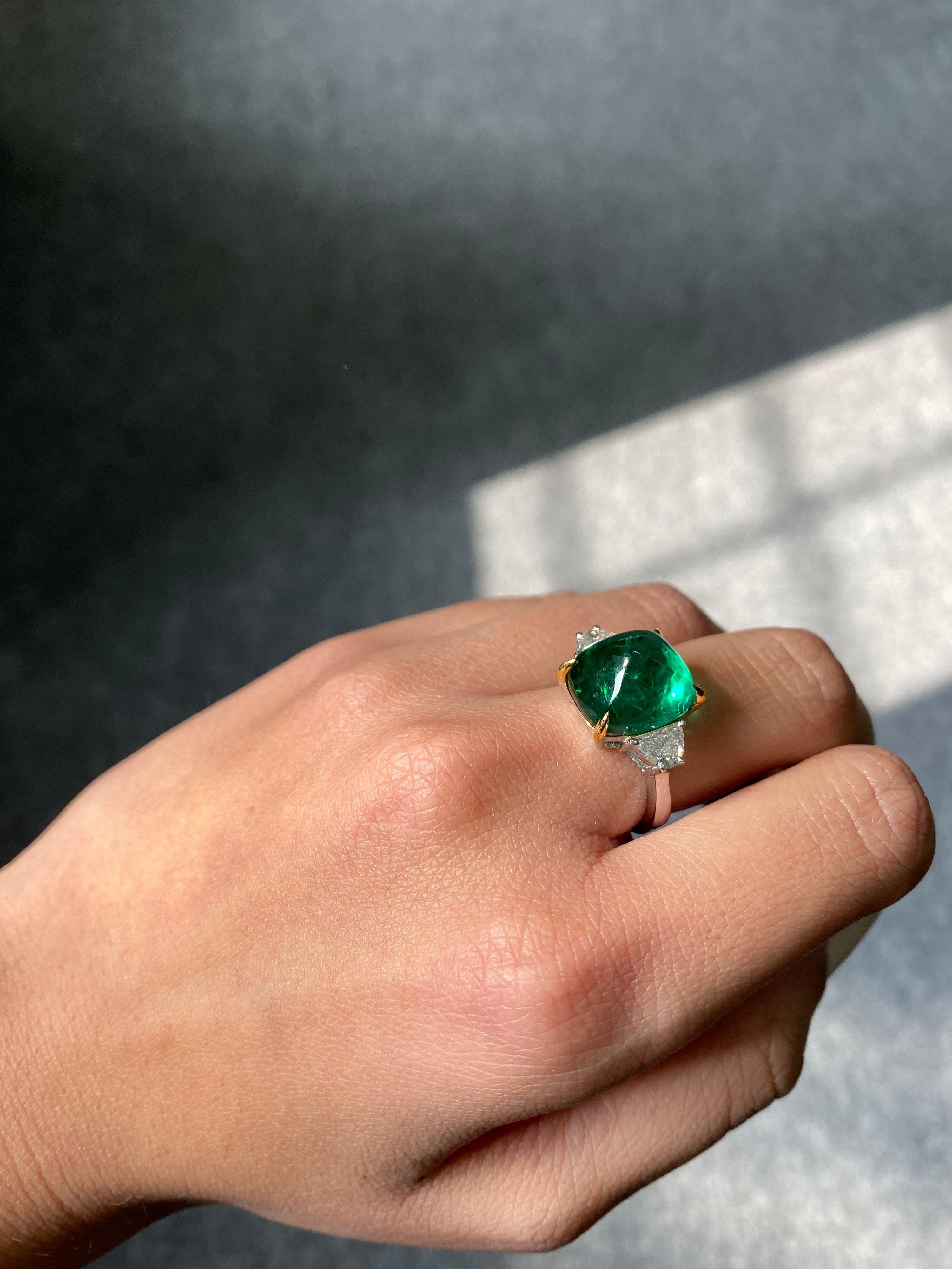 Certified 9.15 Carat Sugarloaf Emerald and Diamond Three-Stone Engagement Ring In New Condition In Bangkok, Thailand