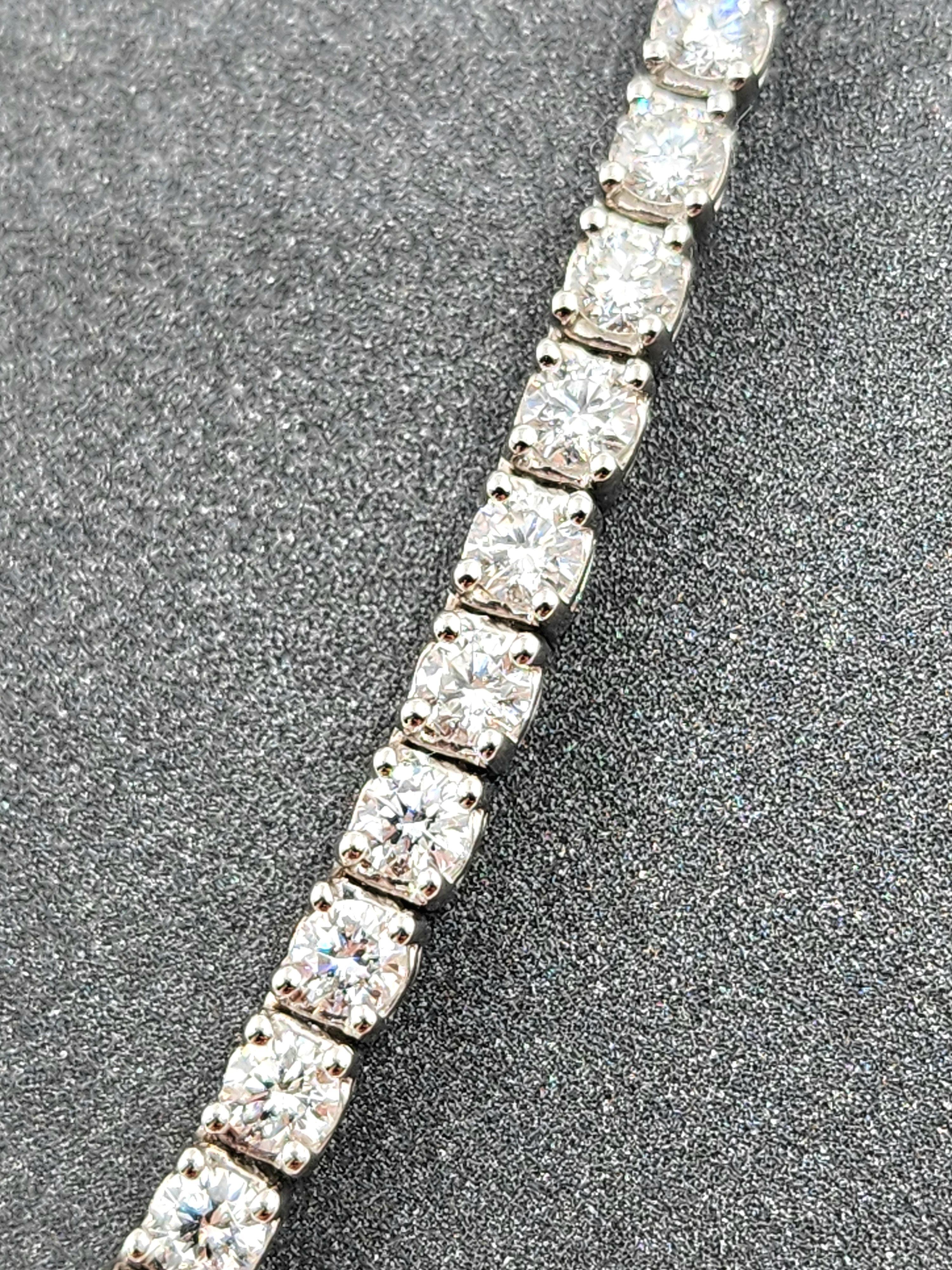 Round Cut 9.15 ct Riviera Graduated Diamond Necklace For Sale