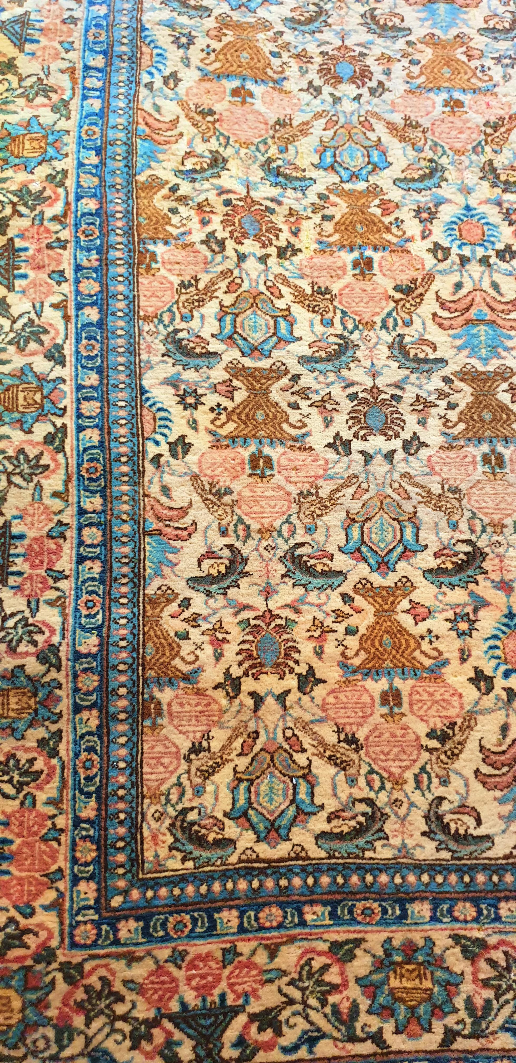 916 - sehr schöner Teppich aus dem Ende der Mitte des 20. Jahrhunderts mit einem sehr schönen Blumenmuster und hübschen Farben in den Farben rot, blau, grün und gelb auf beigem Grund, komplett handgeknüpft mit Wollsamt auf einer Baumwollgrundlage.
  