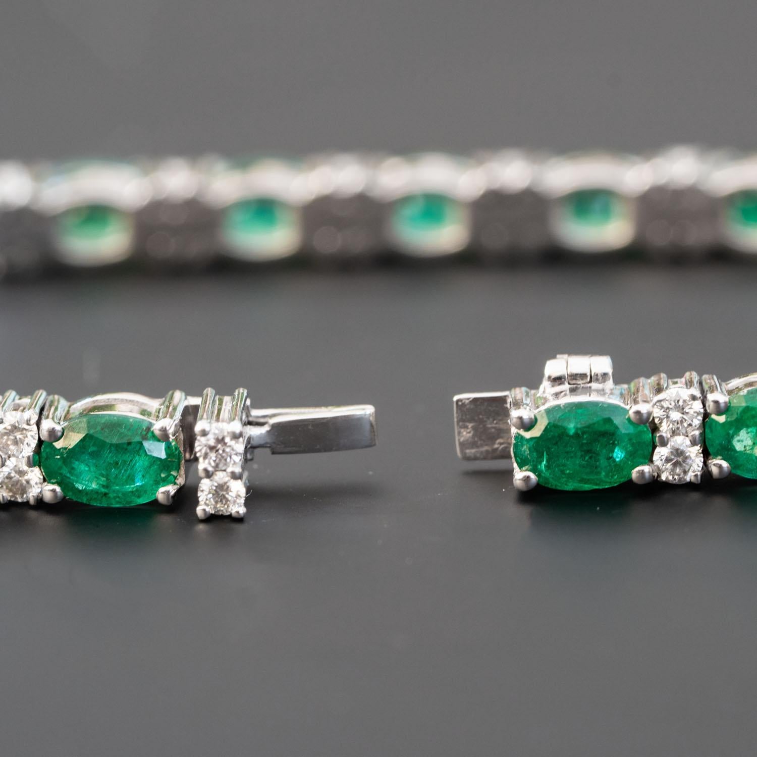 Art Deco 9.16 Carat Natural Green Emerald Bracelet 1.45 Carat Natural Diamonds, 14K Gold For Sale