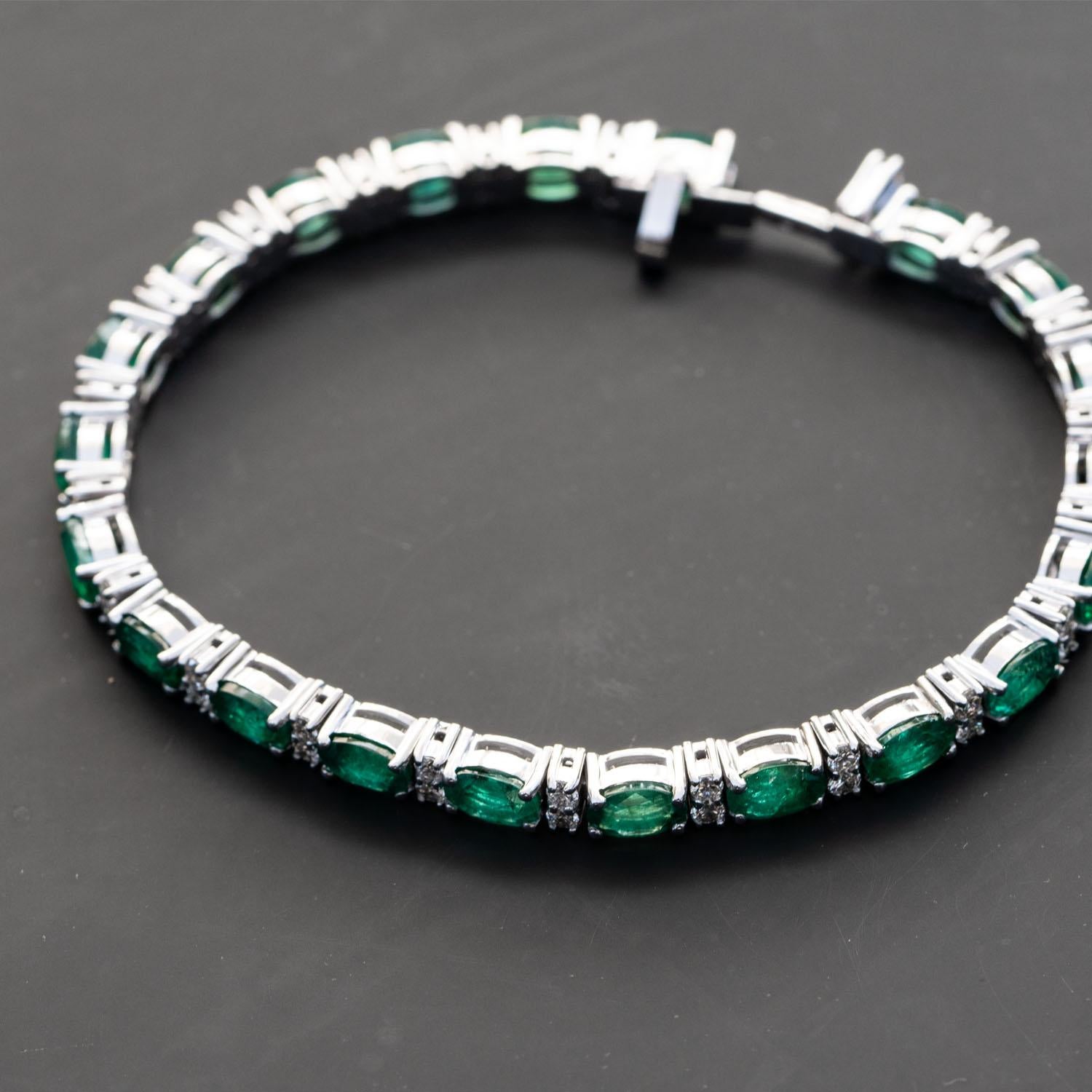 Oval Cut 9.16 Carat Natural Green Emerald Bracelet 1.45 Carat Natural Diamonds, 14K Gold For Sale