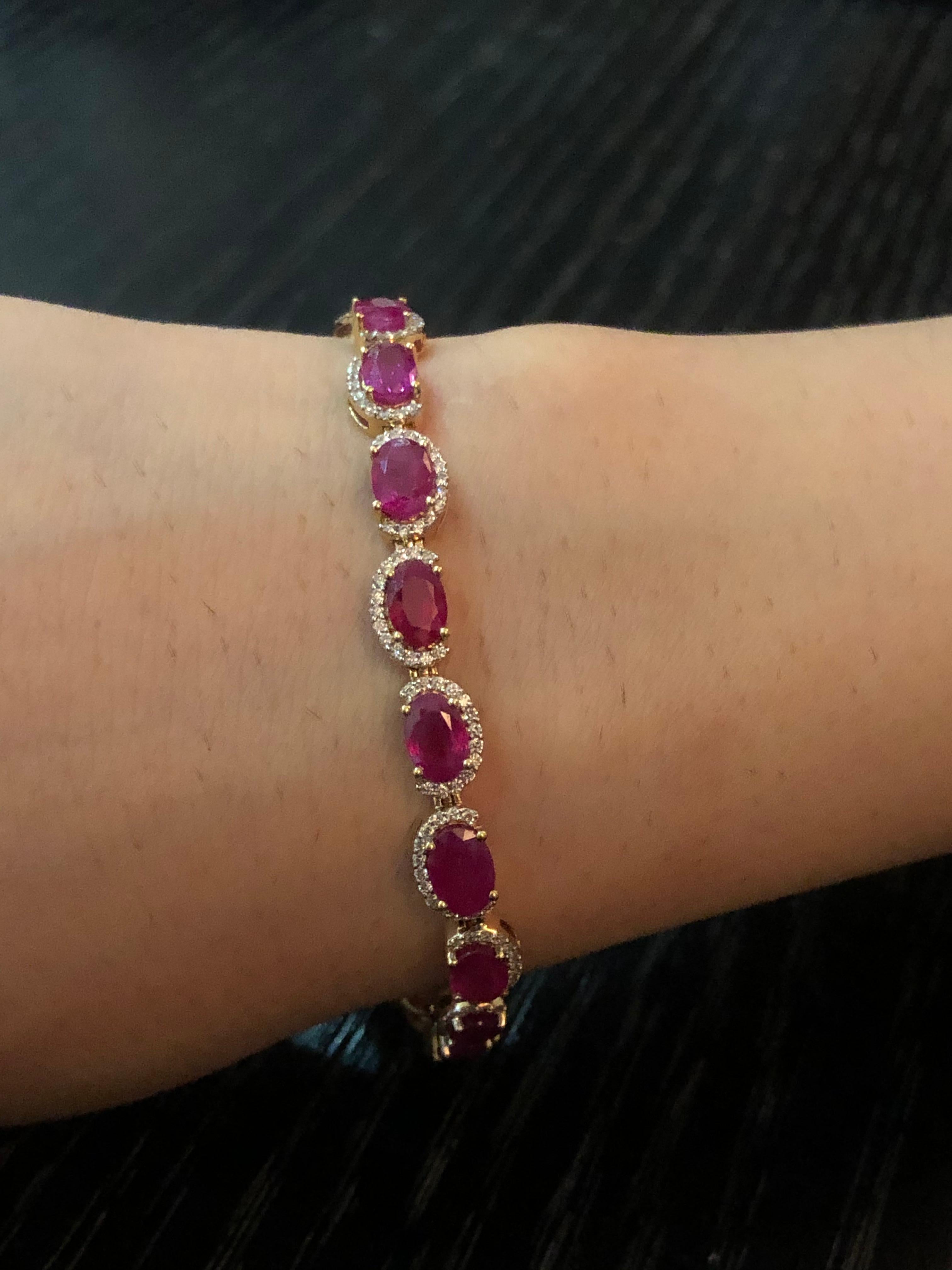 Un classique que vous adorerez, ce bracelet constellé de rubis roses et de diamants est un véritable délice pour votre poignet
Rubis, diamants, bracelet tennis, or 
Diamants- 0,89 carats 
Rubis - 9,16 carats 
Or - 10,490 grammes 18kt 
Code article :