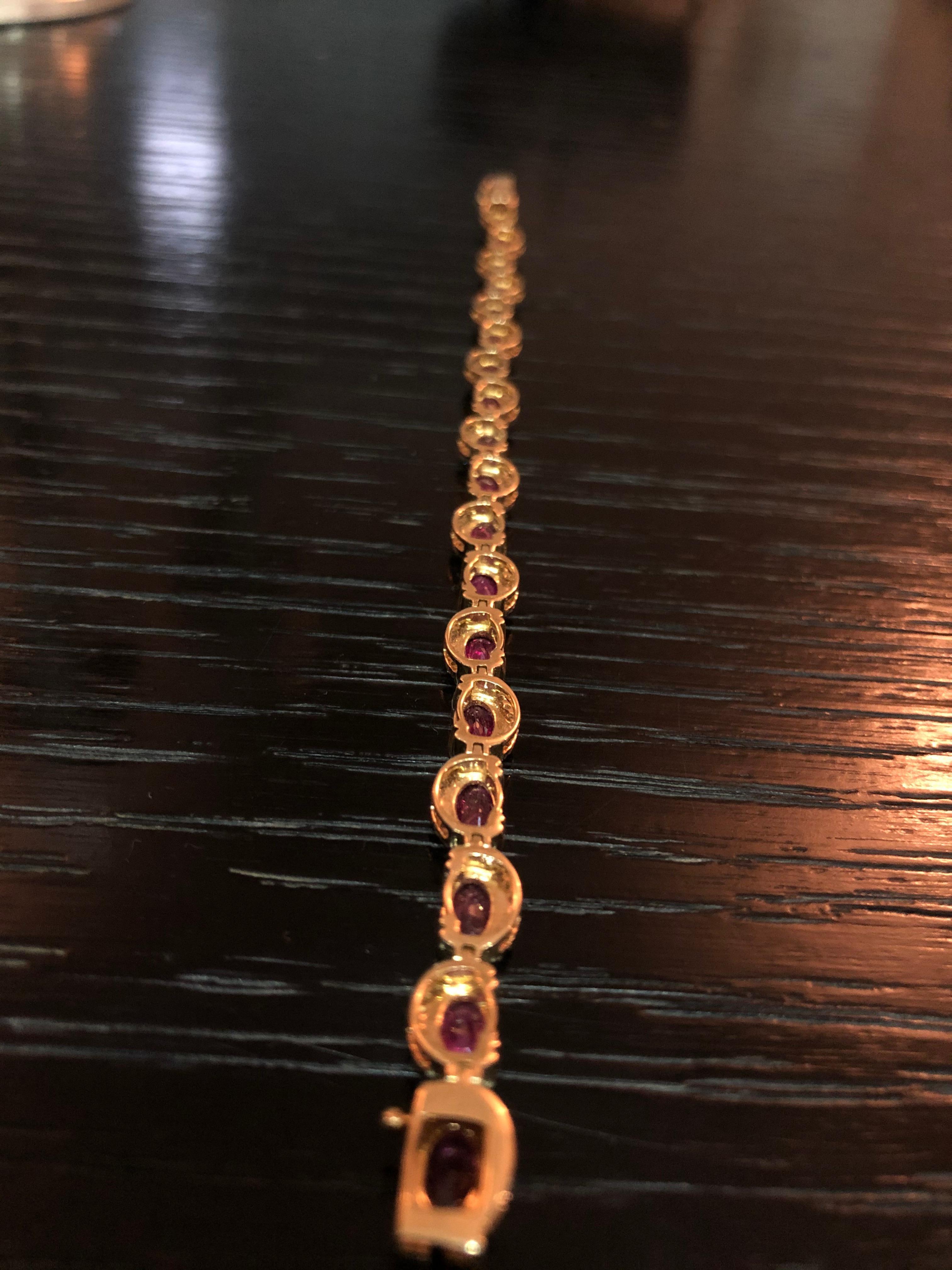 Taille ovale Bracelet tennis en or 18 carats avec diamants et rubis rose naturel de 9,16 carats en vente