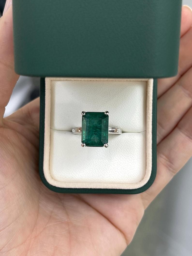 Modern 9.16ct 14K Emerald Cut Solitaire Ring - Deep Green Emerald 585 White Gold For Sale