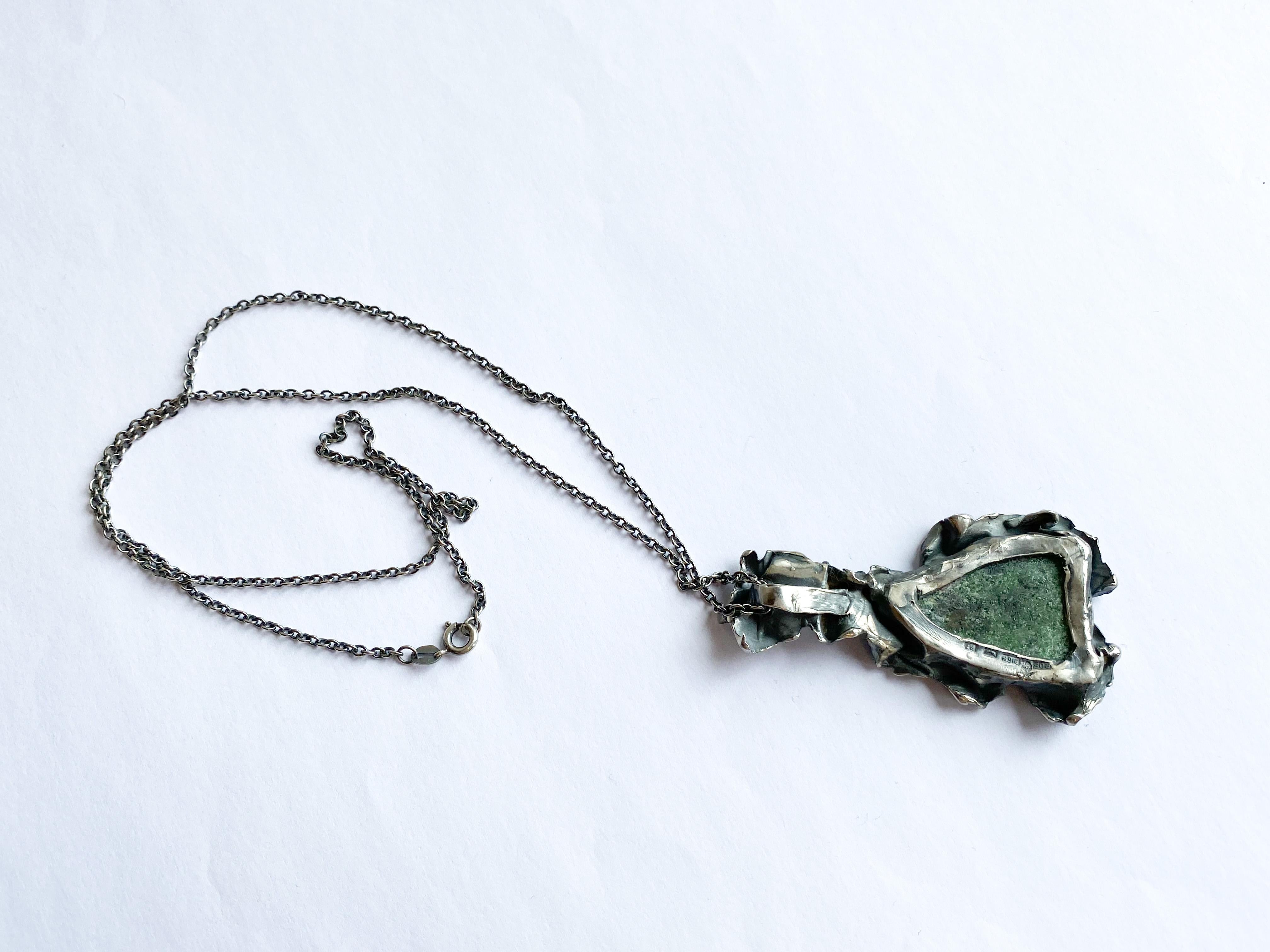 916H Silber-Anhänger in Finnland Reino Saastamoinen 1968 Stein Zoisit.
Hergestellt in Finnland Helsinki Jahr 1968.
Feine und besondere Schmuckstücke.
Brutale Natur.
Reino hat diese sehr ländlichen spirituellen Schmuckstücke hergestellt.
Diese sind