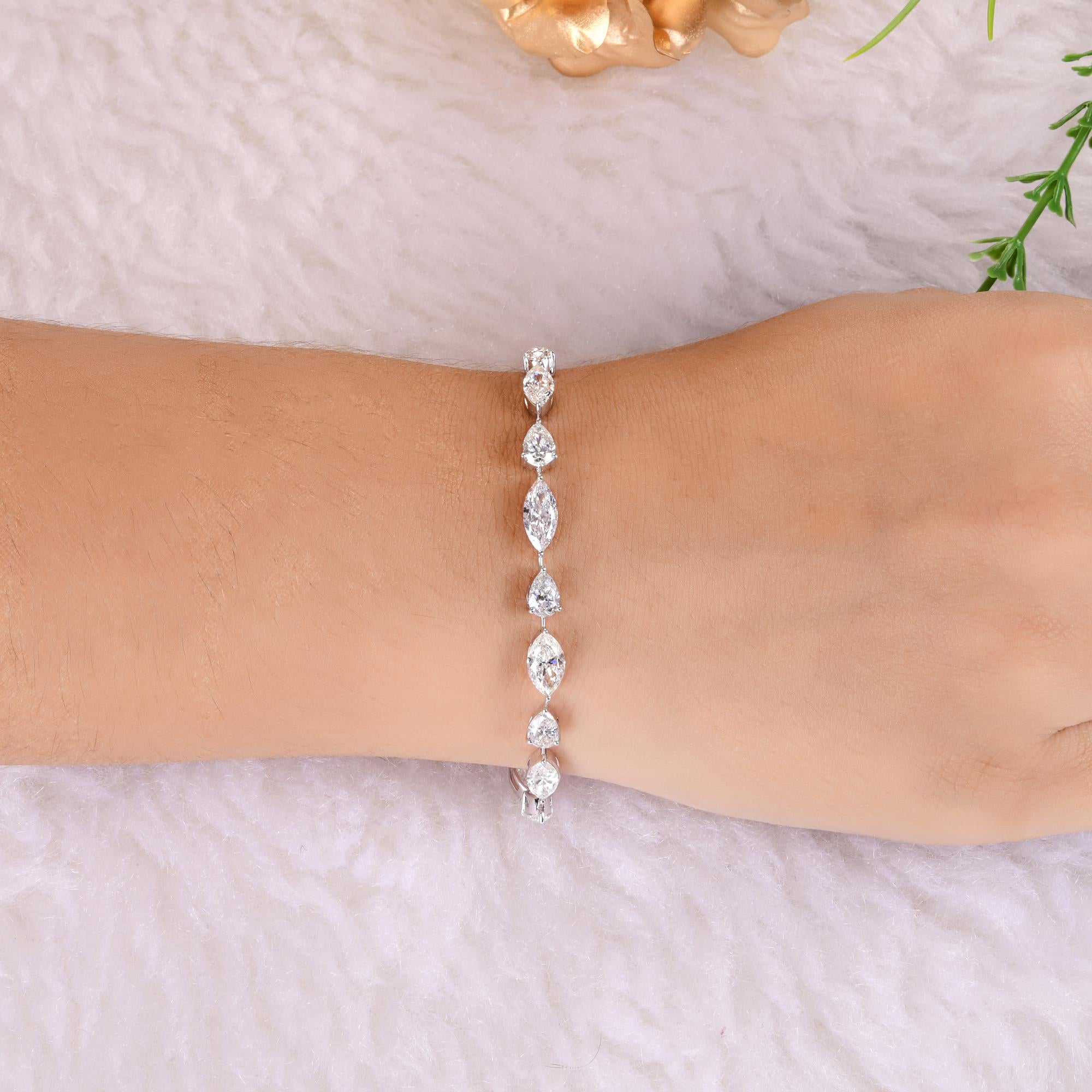 Esta pulsera de tenis de oro blanco de 18 quilates con diamantes de talla mixta SI/H de 9,17 quilates presenta diamantes de talla mixta engastados en fila en una línea continua.
Los diamantes son un símbolo universal de eternidad y fuerza. Es una