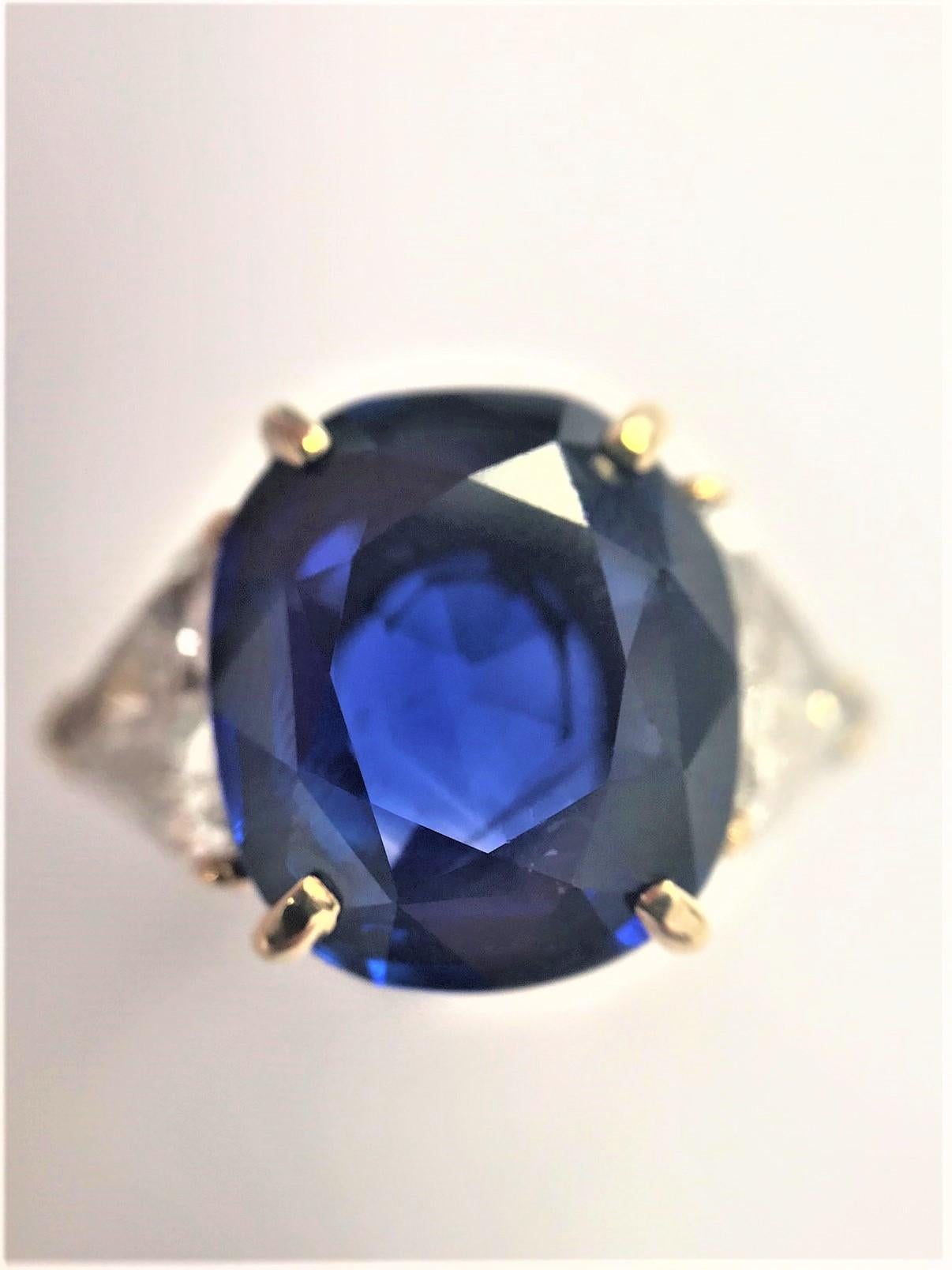 9.17 Carat Unheated Ceylon Blue Sapphire and Trilliant Diamond Three-Stone Ring In Good Condition In London, GB