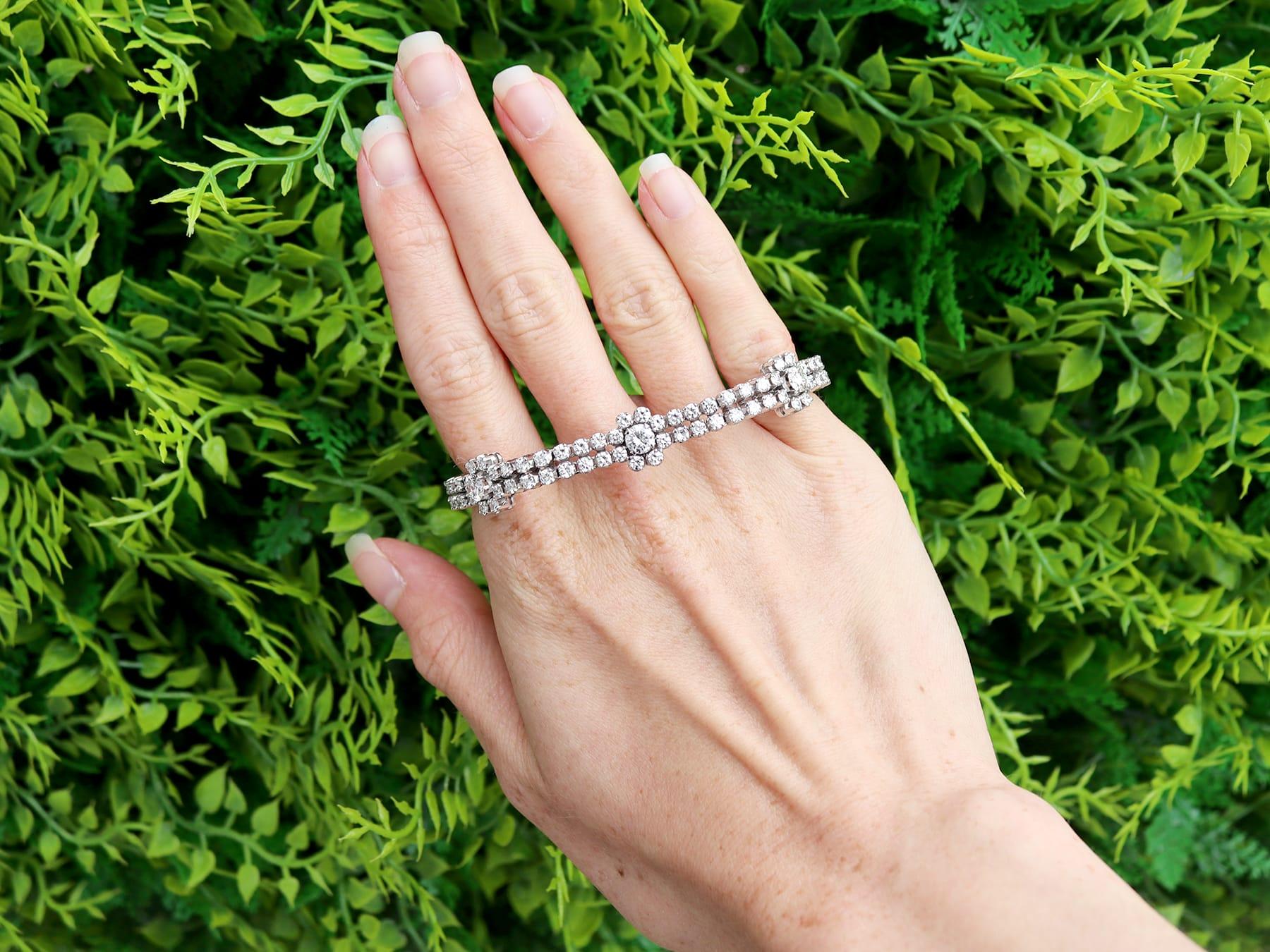 Ein atemberaubendes, feines und beeindruckendes Armband aus 9,17 Karat Diamanten und 18 Karat Weißgold; Teil unserer vielfältigen Kollektion von Vintage-Diamantschmuck. 

Dieses atemberaubende, feine und beeindruckende Vintage-Diamantarmband wurde