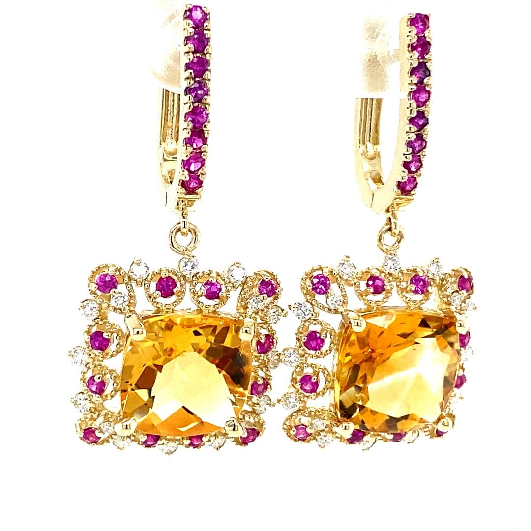 Boucles d'oreilles pendantes en or jaune 9.72 carats Citrine Saphir Jaune Diamant 

Ces jolies boucles d'oreilles sont composées de deux quartz citrine taille coussin pesant 8,00 carats.  Ils sont entourés de 32 diamants de taille ronde pesant 0,41