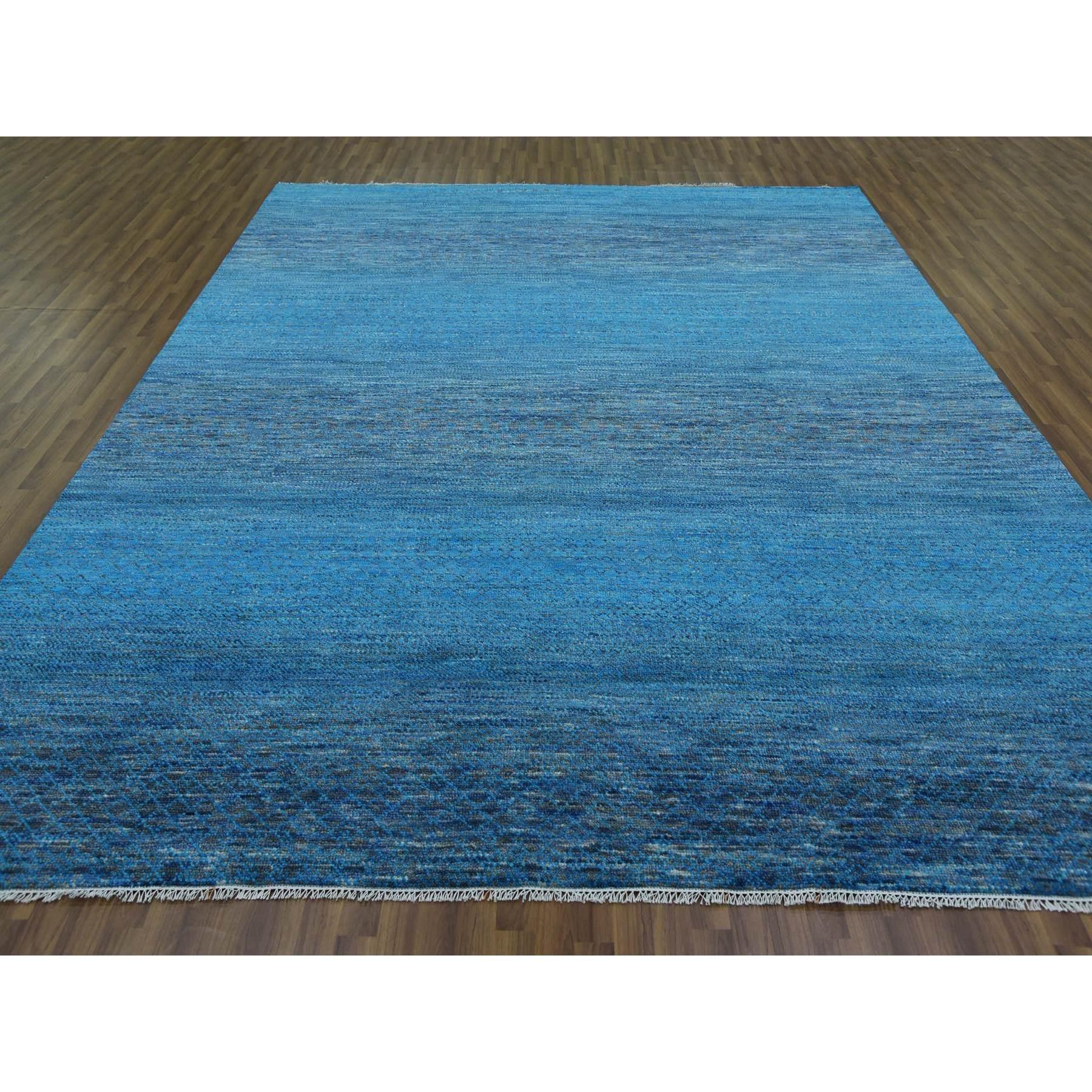 Il s'agit d'un véritable tapis d'Orient bleu, épais et pelucheux, en pure laine, noué à la main, de la collection moderne Chiaroscuro. Il a été noué pendant des mois et des mois selon des techniques de tissage séculaires par des artisans