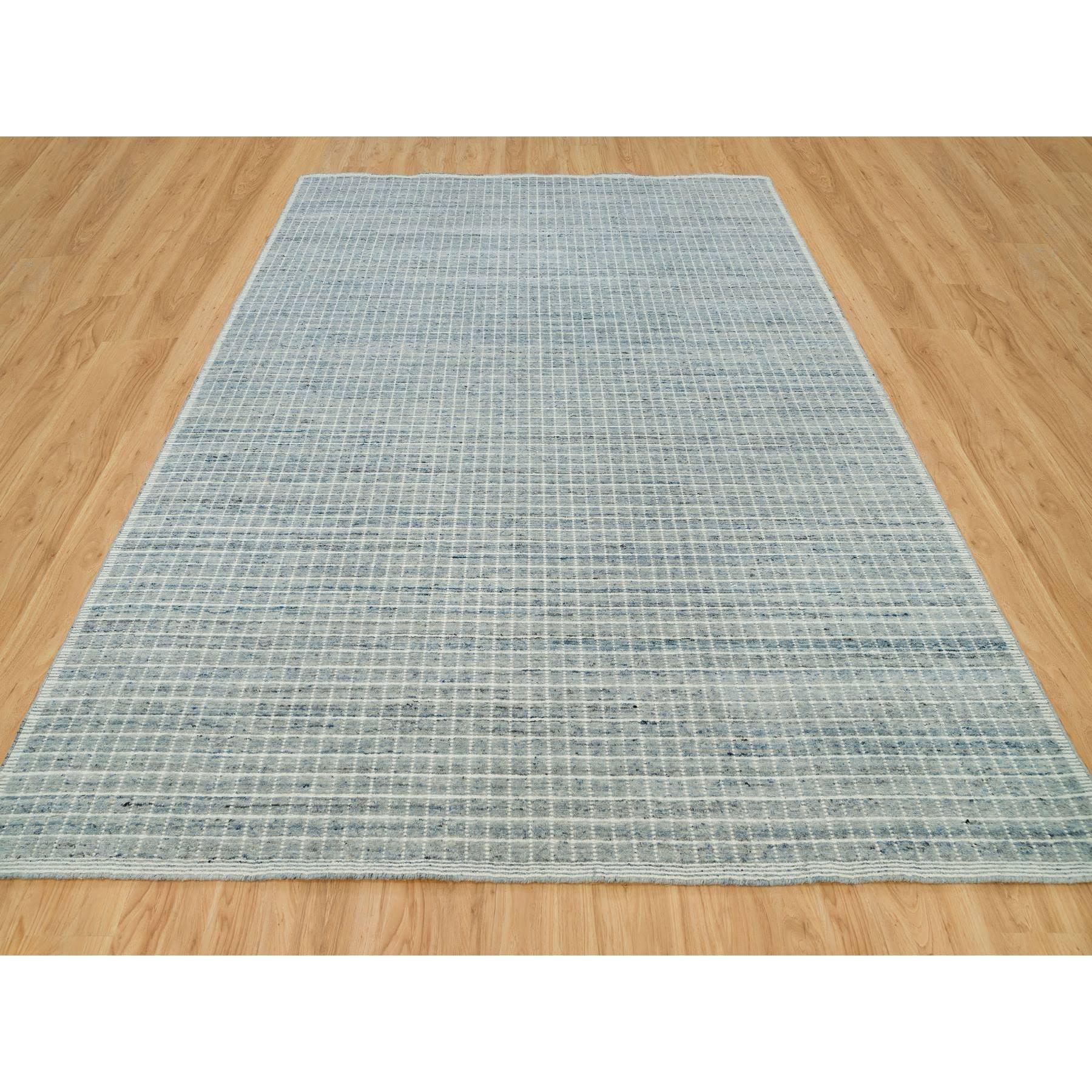 Cambridge Blau, Modernes Box-Design mit einfarbigem Dekor Geknüpft, Natürliche Wolle, Orientteppich
Primäre MATERIALIEN: Wolle
Latex: Kein Flor 
Höhe: 0,25 Zoll
Stil: Transitiona
lPrimärfarbe: Blau
Sekundärfarben: Keine
Muster: Orientalisch