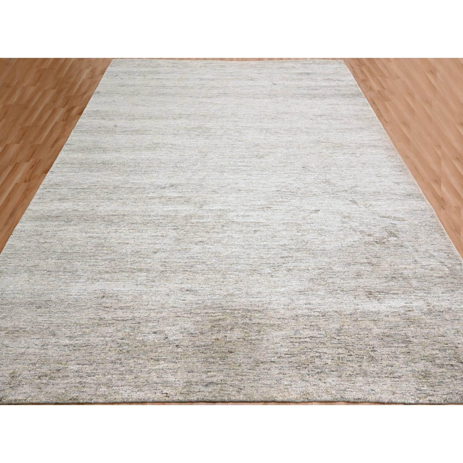 Warmes Taupe, Einfarbiges Design, Weich im Griff, Reine Sari-Seide, Handgeknüpft, Orientteppich
Primäre MATERIALIEN: Sari-Seide
Latex: Kein Flor 
Höhe: 0,25 Zoll
Stil: AM Contemporary
Grundfarbe: Braun
Sekundäre Farben: Beige
Muster: Orientalisch