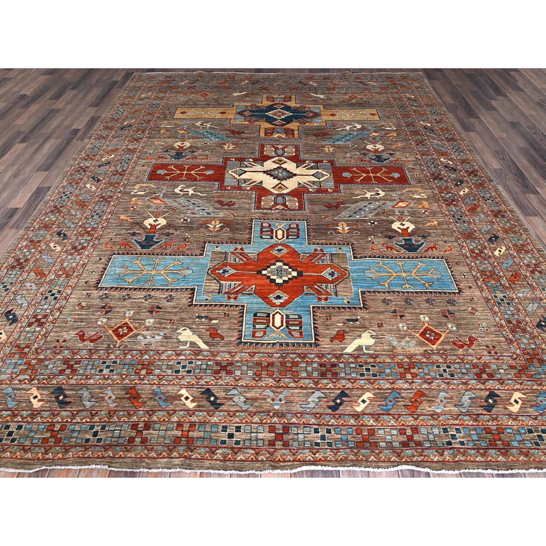 Taupe Grau, Armenisch inspiriertes Kaukasisches Design, Kleine Vogelfiguren, Samtige Wolle, Dicht gewebt, 200 KPSI, Handgeknüpft, Natürliche Farbstoffe, Orientteppich
Primäre MATERIALIEN: Wolle
Latex: Kein Flor 
Höhe: 0,25 Zoll
Stil: