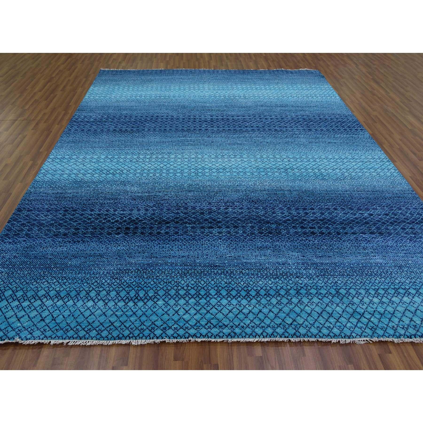 Il s'agit d'un véritable tapis d'Orient bleu, noué à la main, de la collection moderne Chiaroscuro, en pure laine épaisse et pelucheuse. Il a été noué pendant des mois et des mois selon des techniques de tissage séculaires par des artisans