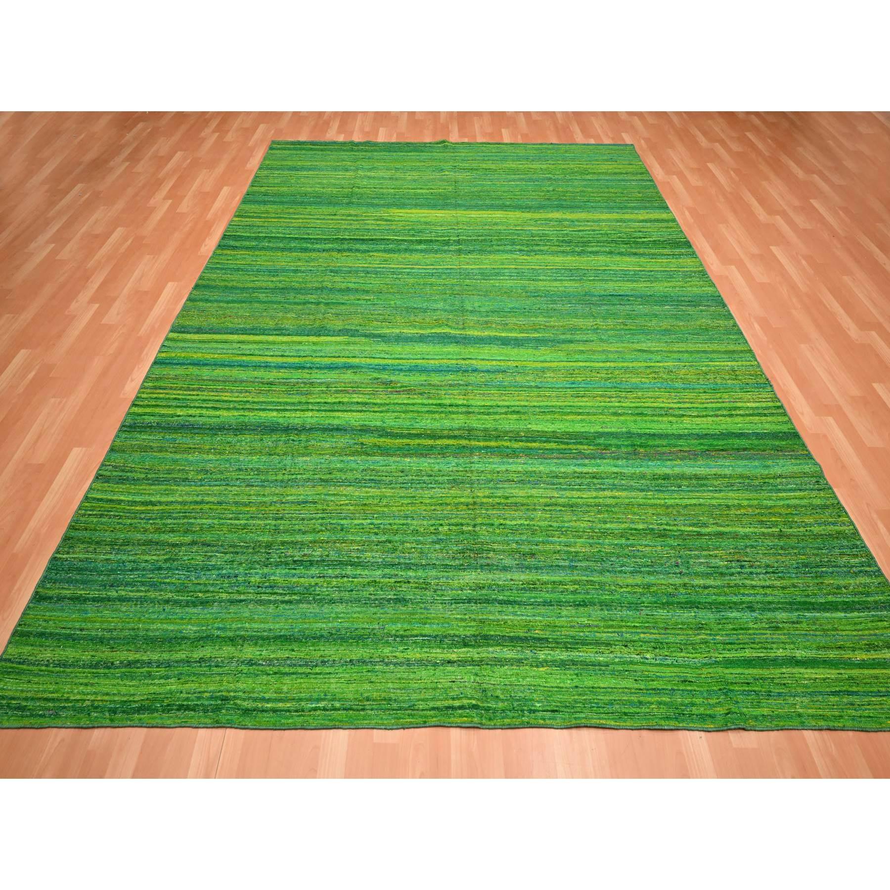 Grüntöne, Sari-Seide, Kilim mit einfarbigem Muster, Flachgewebe, handgewebt, Orientteppich
Primäre MATERIALIEN: Sari-Seide
Latex: Kein Flor 
Höhe: 0,25 Zoll
Stil: Traditionell
Grundfarbe: Grün
Sekundärfarben: Gold
Muster: Orientalisch