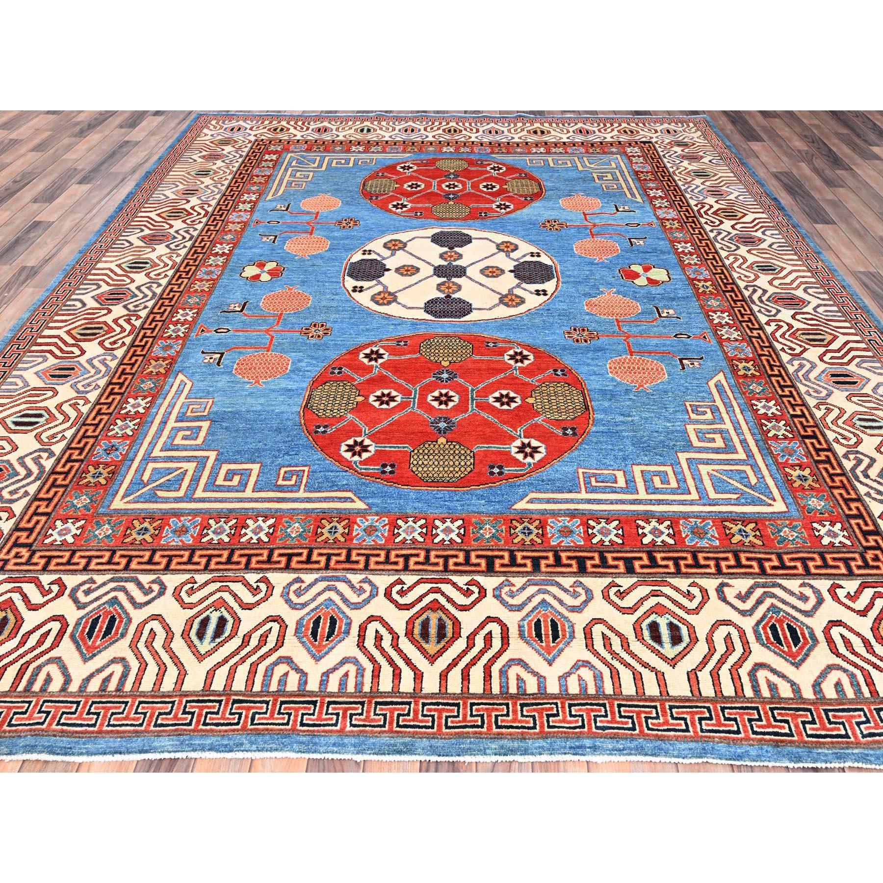 Baby Blue, Khotan Design with Large Elements, Hand Knotted, Natural Dyes, Soft Wool, Oriental Rug
Matières premières : Laine
Latex : Pas de poils 
hauteur : 0,25 pouces
Style : Traditionnel
Couleur primaire : bleu
Couleurs secondaires : Rouge,