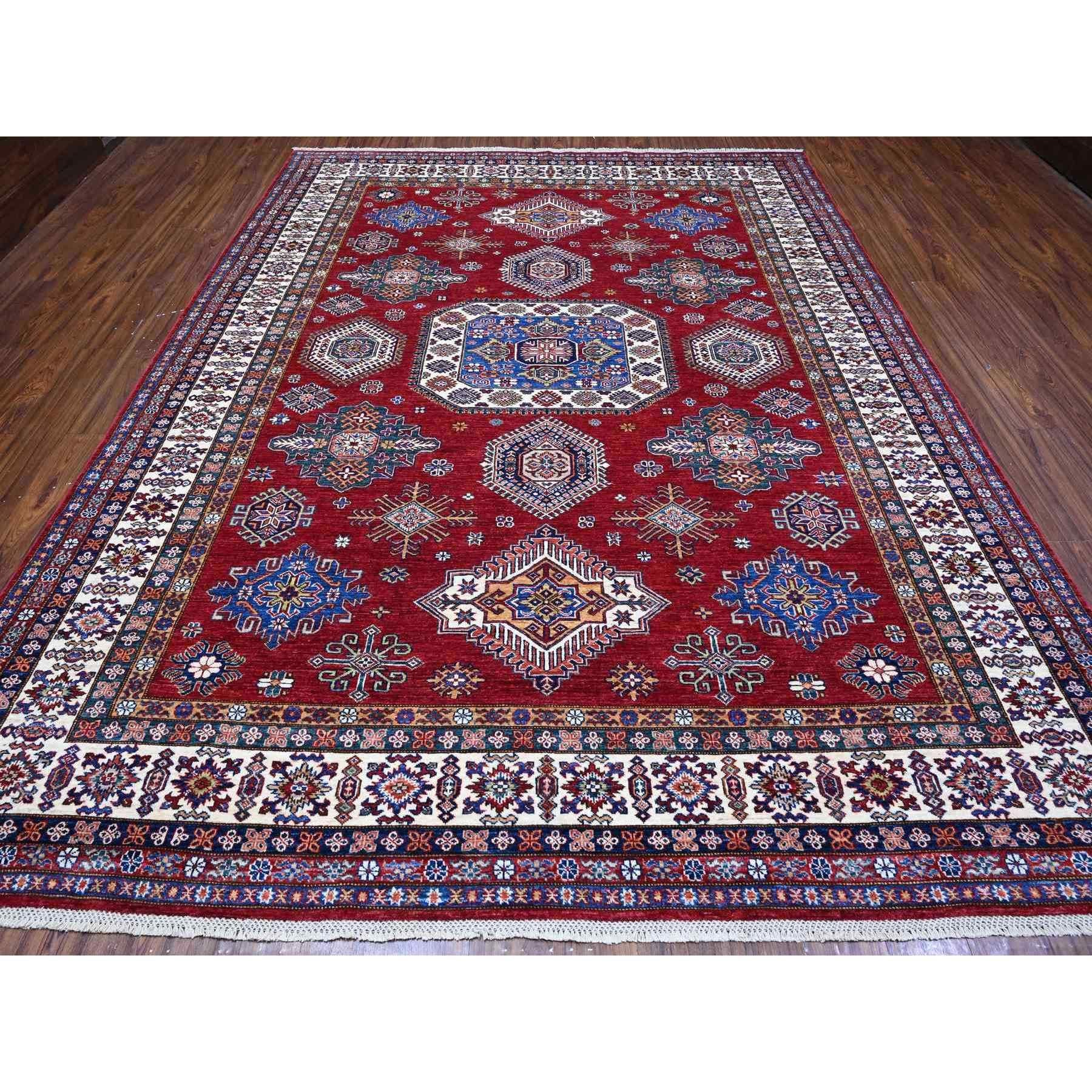 Rouge cramoisi, Afghan Super Kazak avec design de médaillons géométriques, noué à la main, pure laine, teintures végétales, tapis d'Orient
Matières premières : Laine
Latex : Pas de poils 
hauteur : 0,25 pouces
Style : Traditionnel
Couleur primaire :