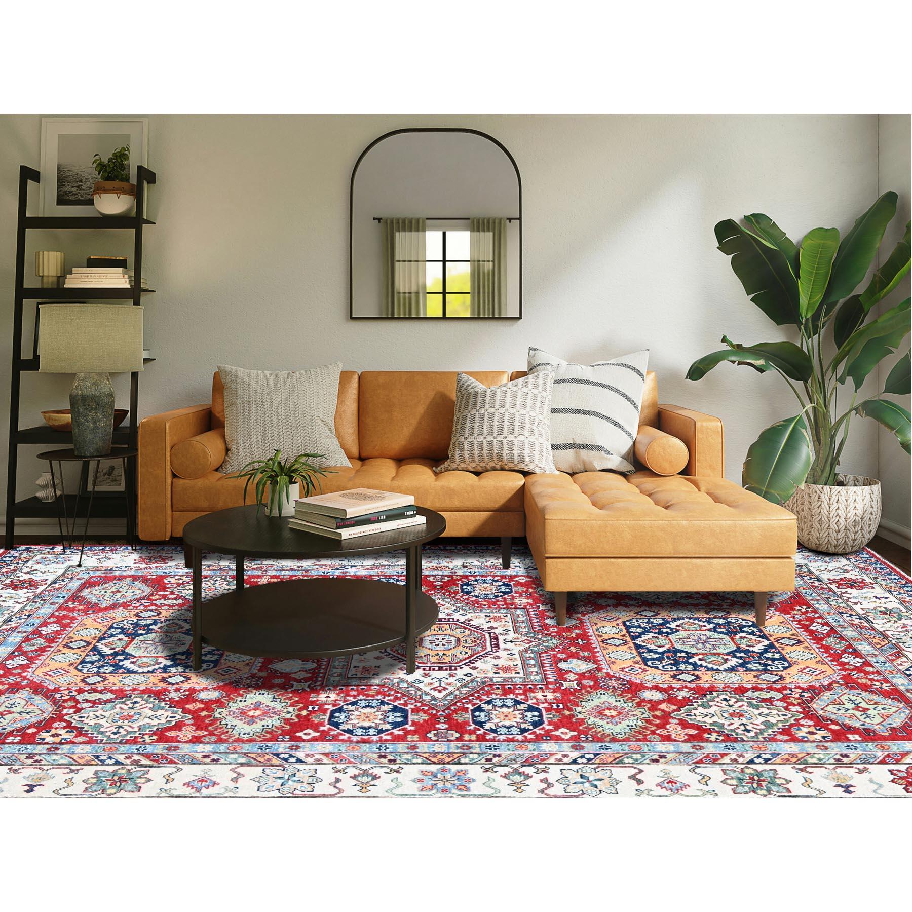 Rouge cramoisi. Kazak avec médaillons géométriques, tissage plus dense, noué à la main, laine douce et veloutée, teintures végétales, tapis d'Orient
Matières premières : Laine
Latex : Pas de poils 
hauteur : 0,25 pouces
Style : Traditionnel
Couleur