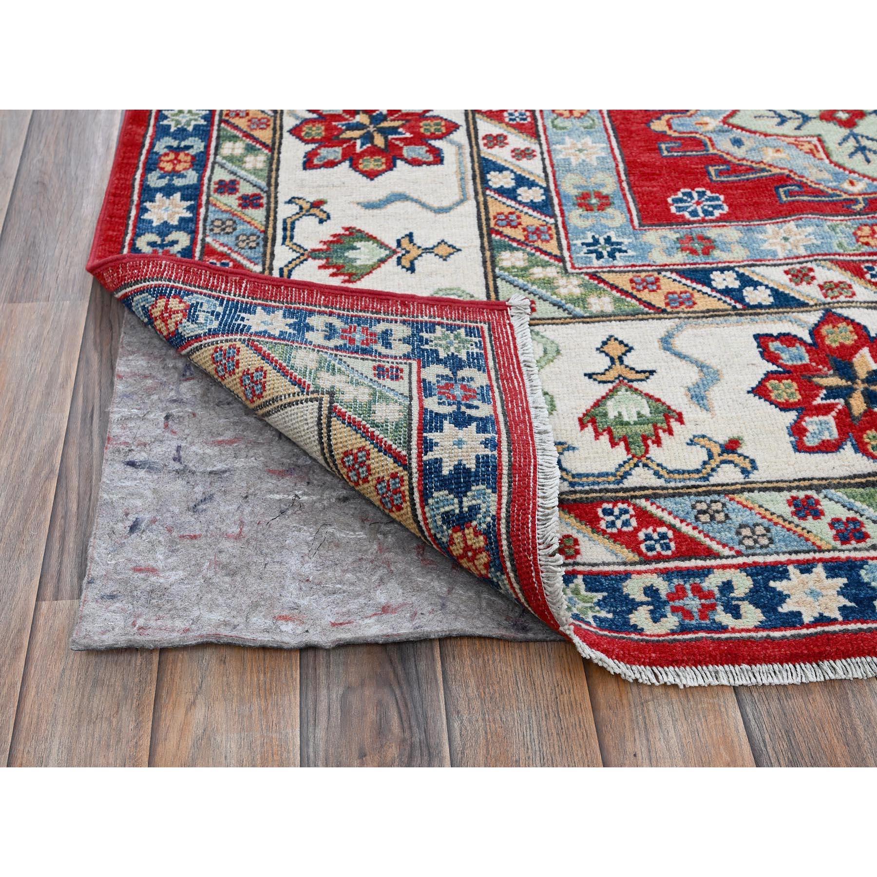 Noué à la main Tapis en laine douce noué à la main rouge Kazak avec médaillons géométriques 9'1