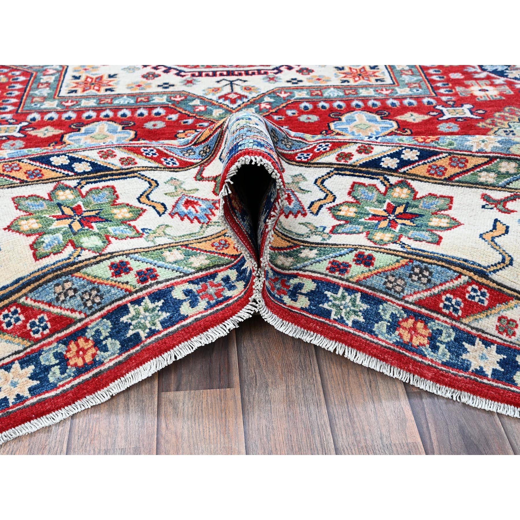 Tapis en laine douce noué à la main rouge Kazak avec médaillons géométriques 9'1
